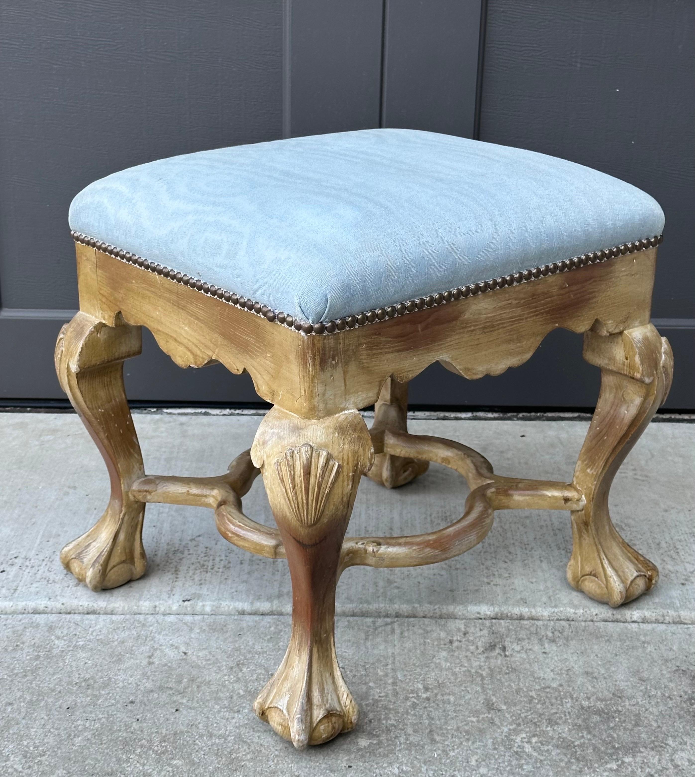 Pareja de pequeños otomanos Chippendale vintage con patas de garra de Sarreid de Valmazan en venta 2