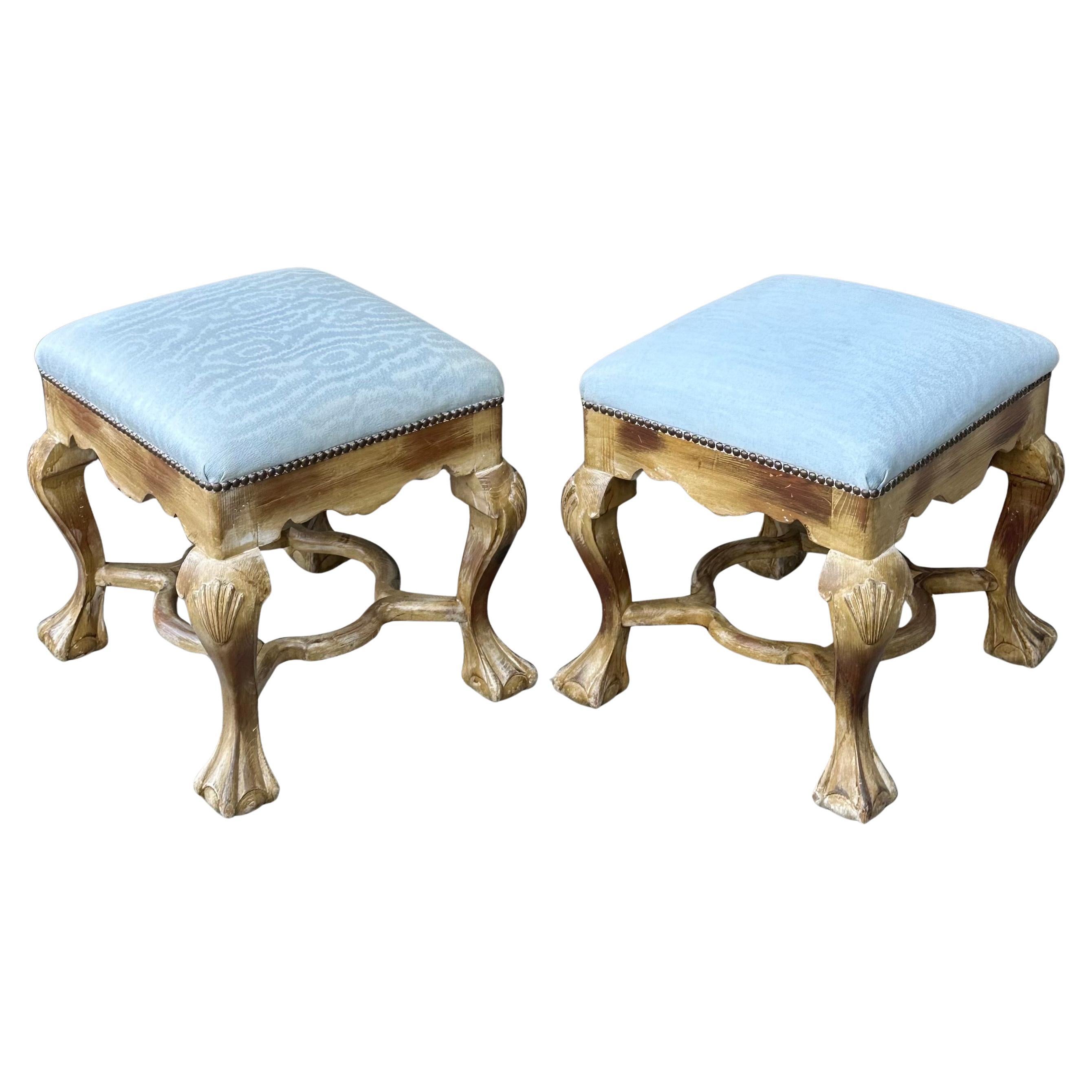 Pareja de pequeños otomanos Chippendale vintage con patas de garra de Sarreid de Valmazan en venta