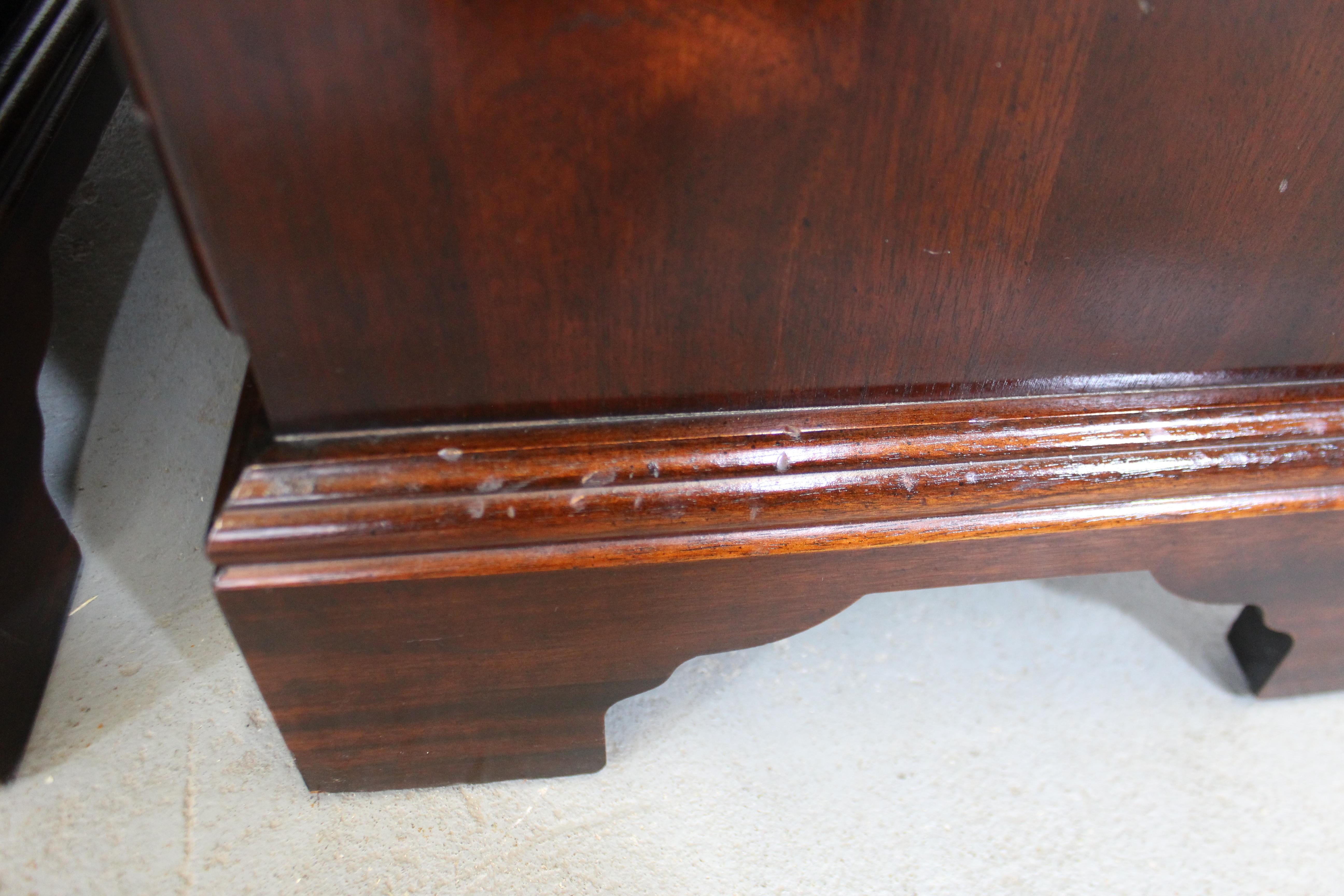Pair of Vintage Chippendale Statton Old Towne Dark Mahogany Nightstands 5