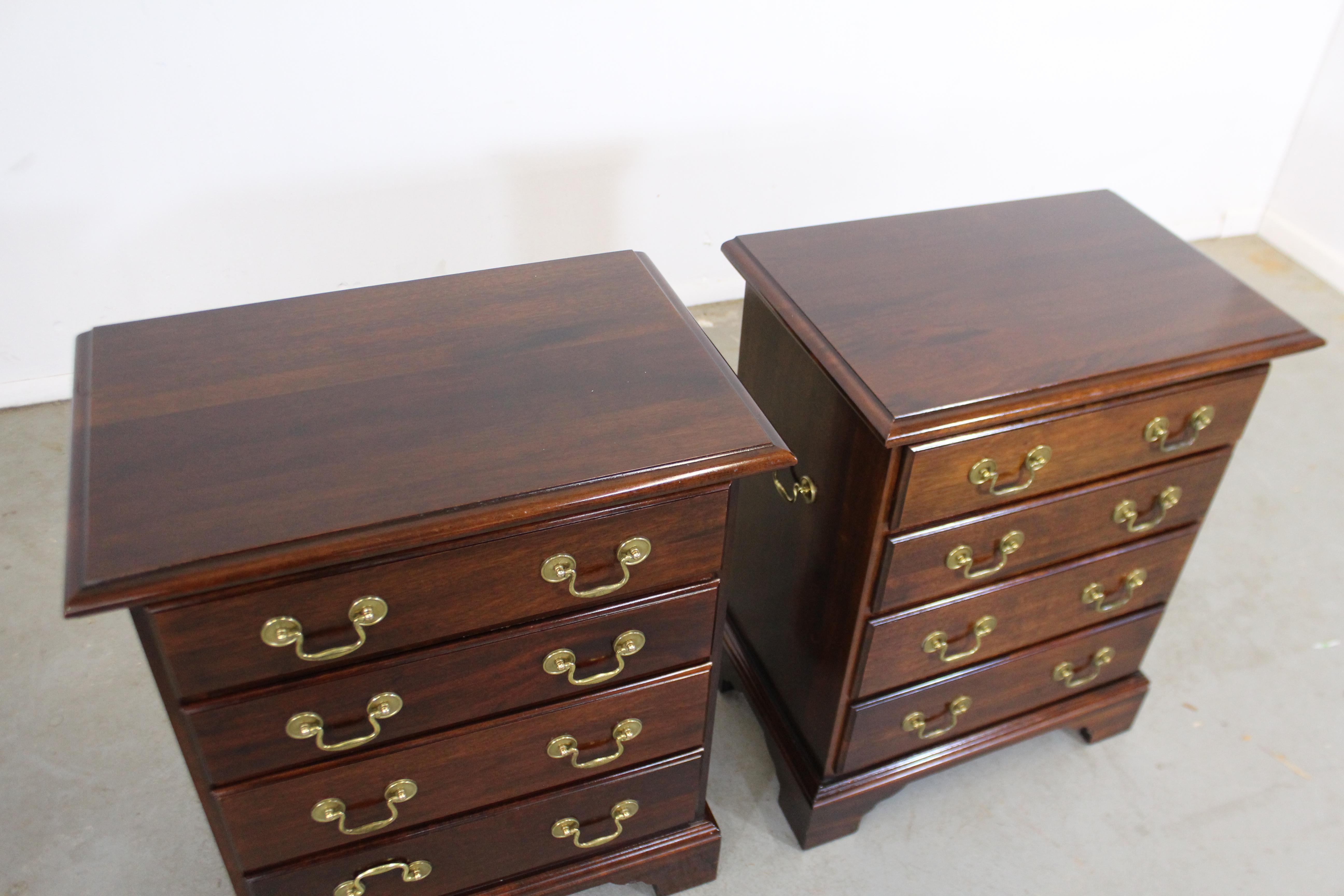 Pair of Vintage Chippendale Statton Old Towne Dark Mahogany Nightstands In Good Condition In Wilmington, DE