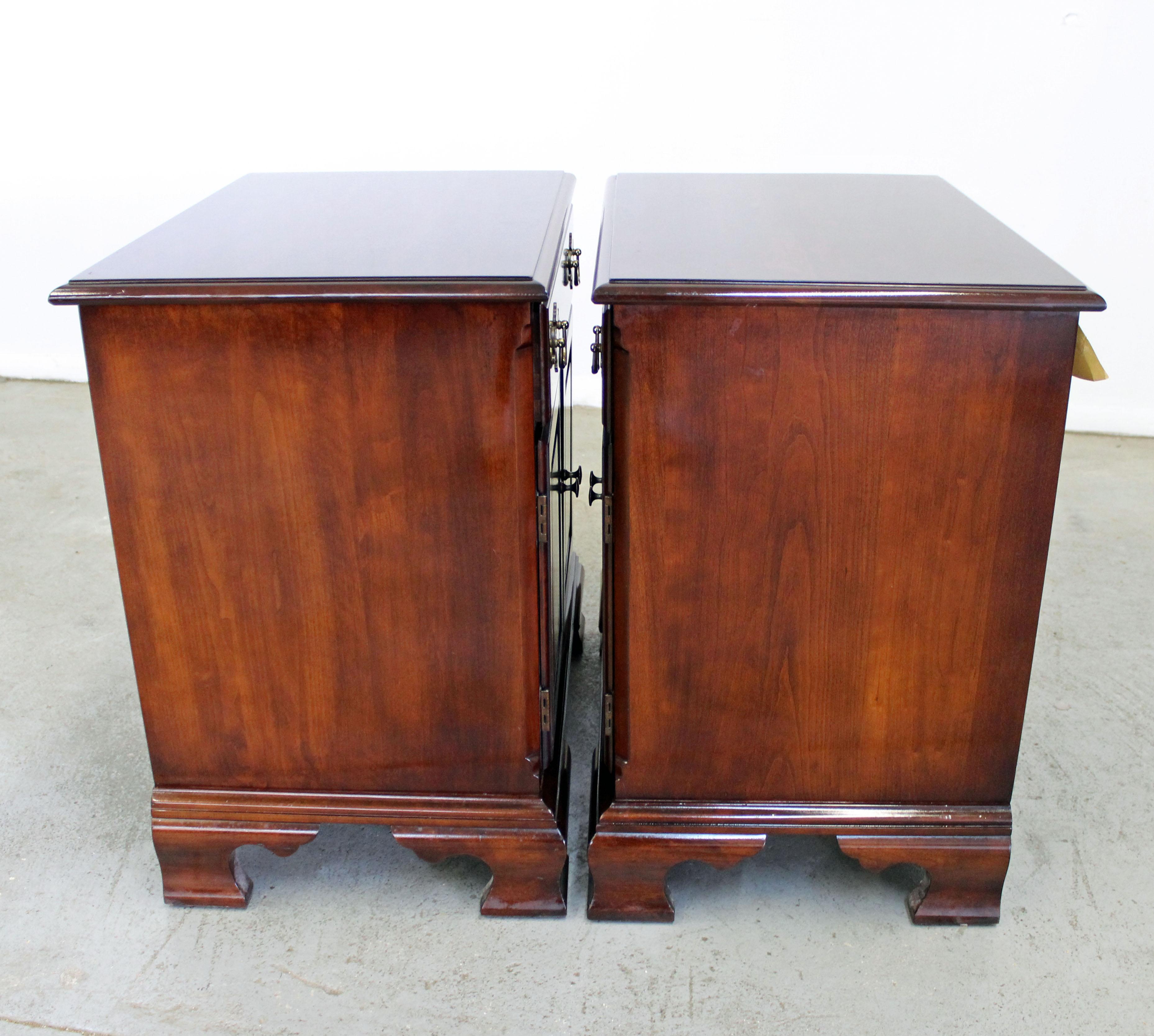 Pair of Vintage Chippendale Statton Old Towne Cherry Nightstands In Good Condition In Wilmington, DE