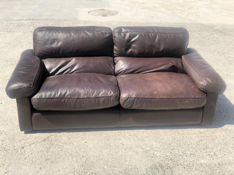 Pair of vintage 3-seater sofas in chocolate leather by Tito Agnoli from the 70s. The pillows are filled with feathers, the interior lining is marked poltrona Frau
Dimensions: Length: 220 cm Height: 85 cm Depth: 91 cm.