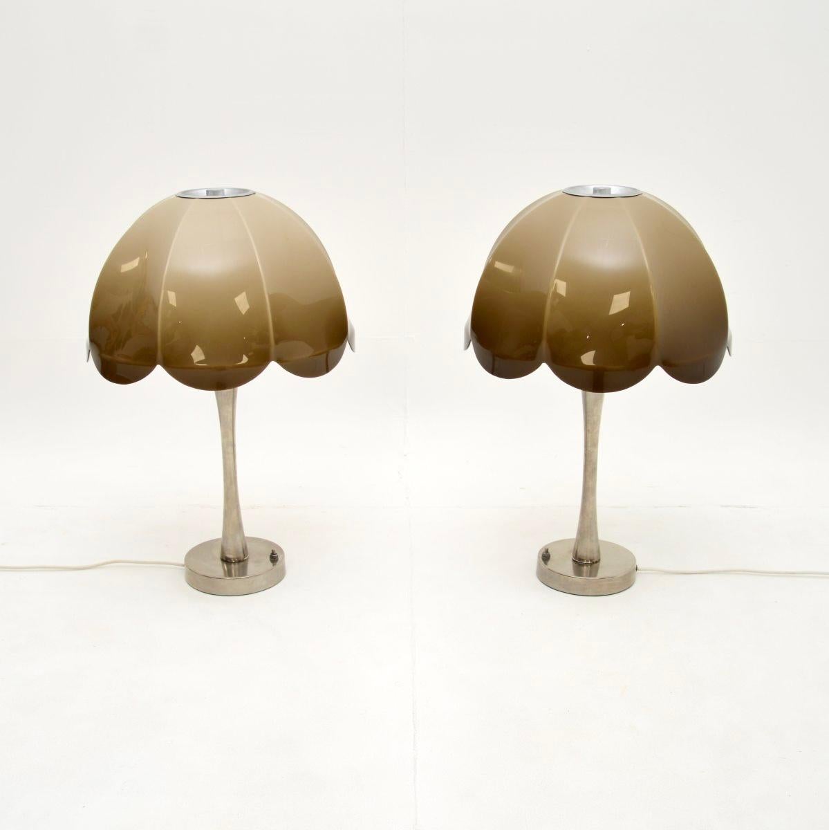 Una coppia di lampade da tavolo vintage in cromo e acrilico, elegante, insolita e dal design accattivante. Probabilmente sono state realizzate in Italia, risalgono agli anni '70.

I paralumi in acrilico hanno un design assolutamente meraviglioso e