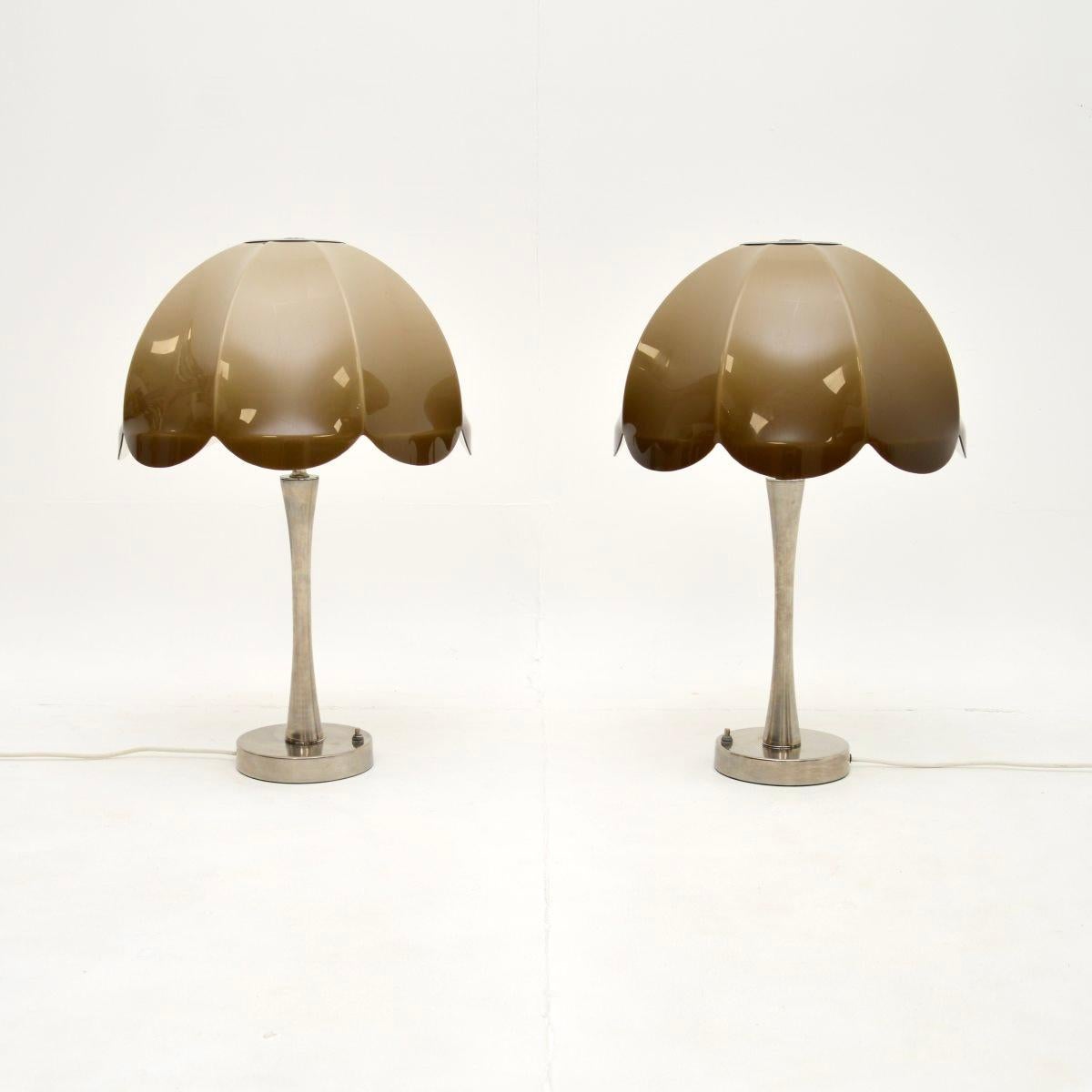Mid-Century moderno Coppia di lampade da tavolo vintage in cromo e acrilico in vendita