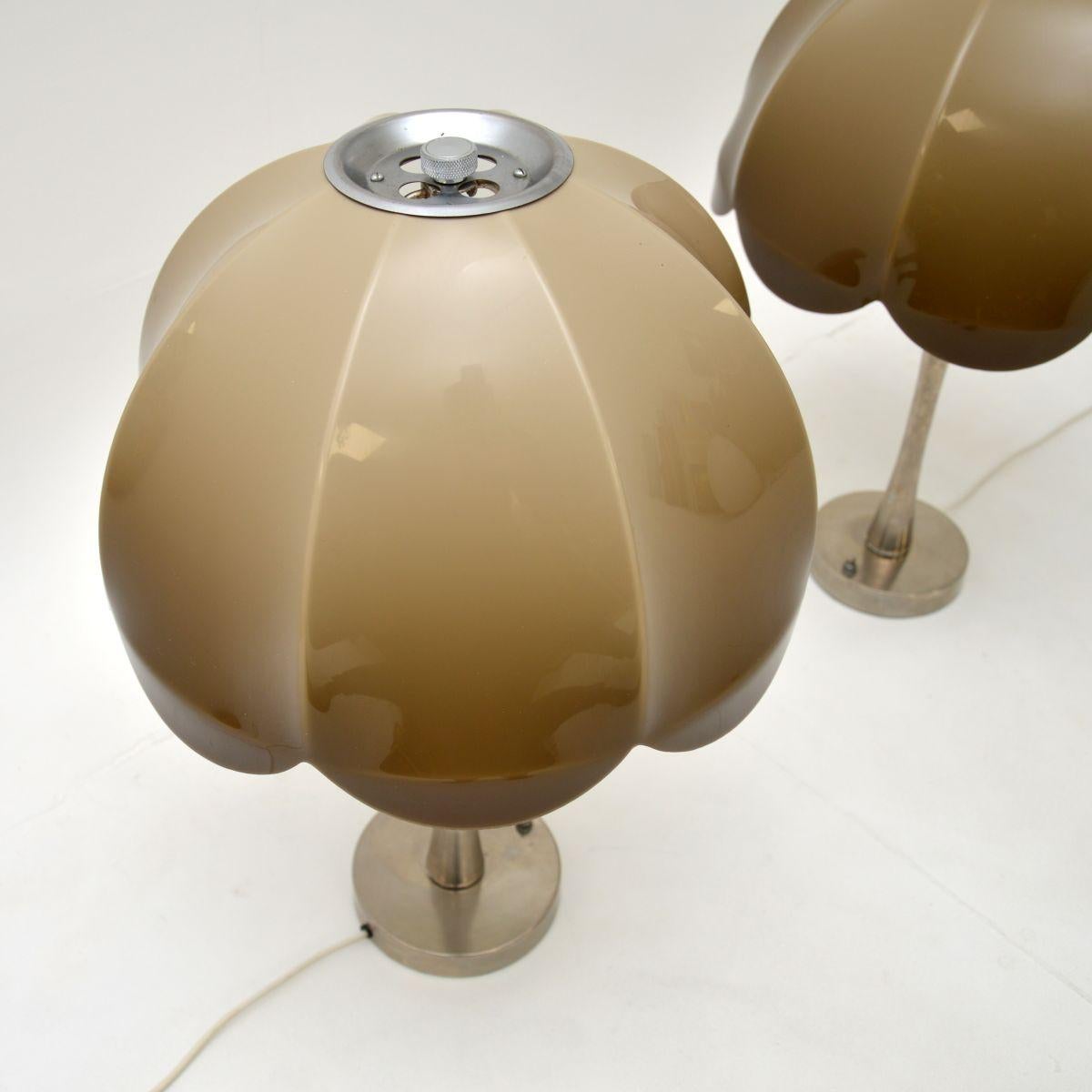 Italiano Coppia di lampade da tavolo vintage in cromo e acrilico in vendita