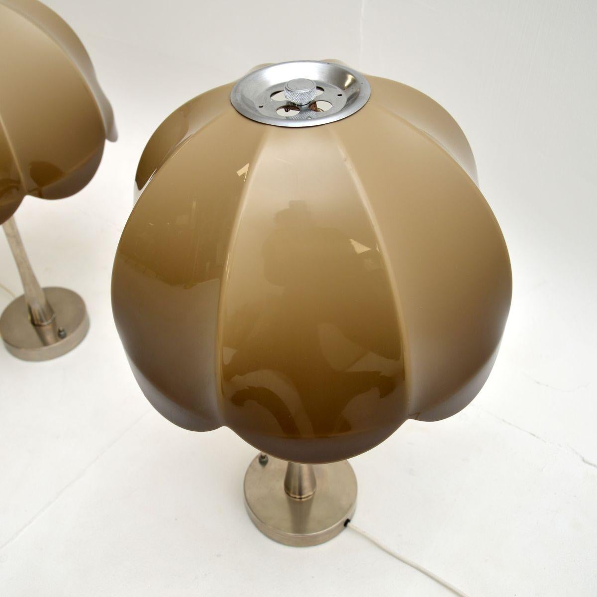 Coppia di lampade da tavolo vintage in cromo e acrilico In condizioni buone in vendita a London, GB