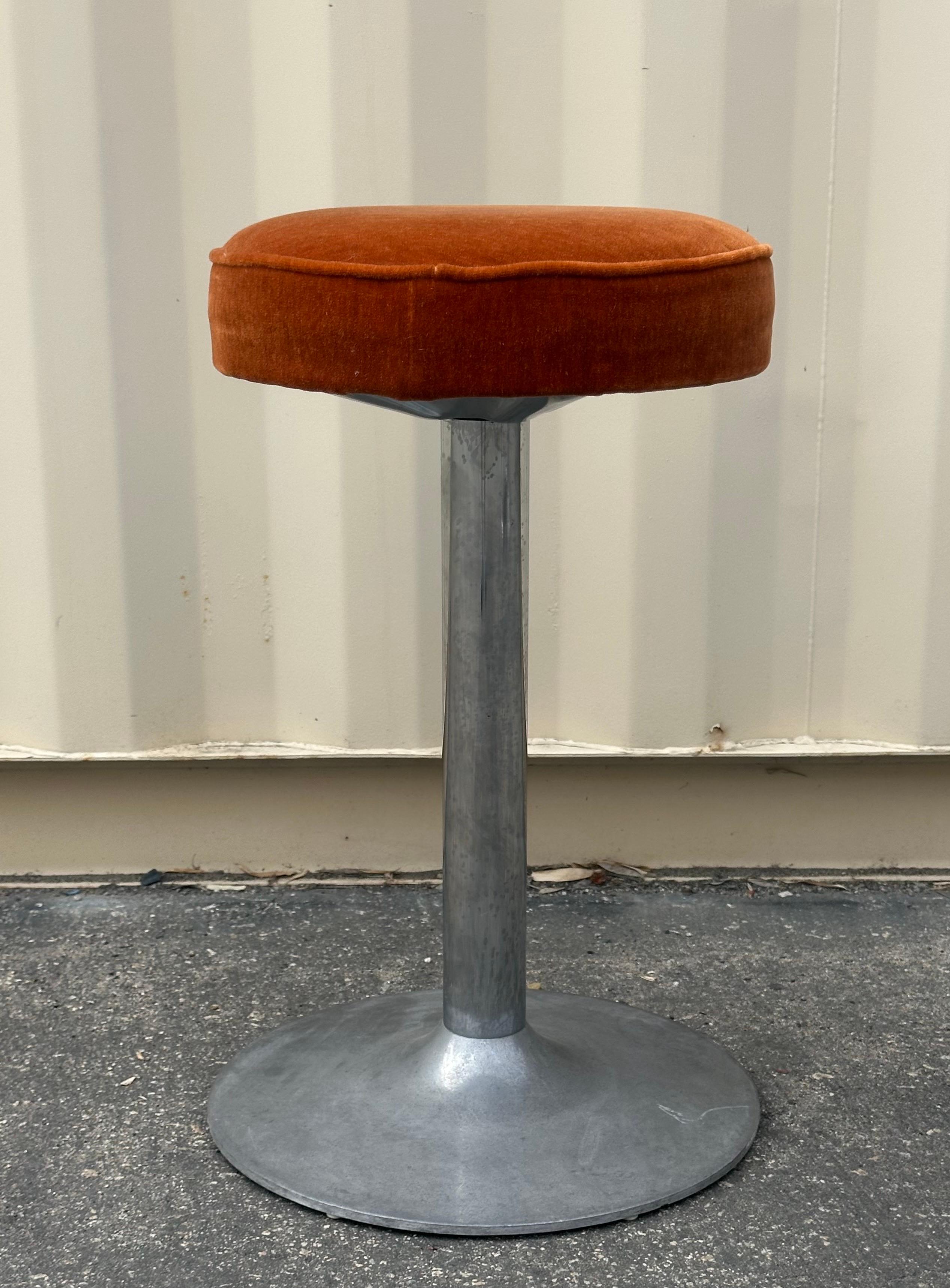 Paar Thekenhocker aus Chrom und Orange Crush Samt im Vintage-Stil im Angebot 3