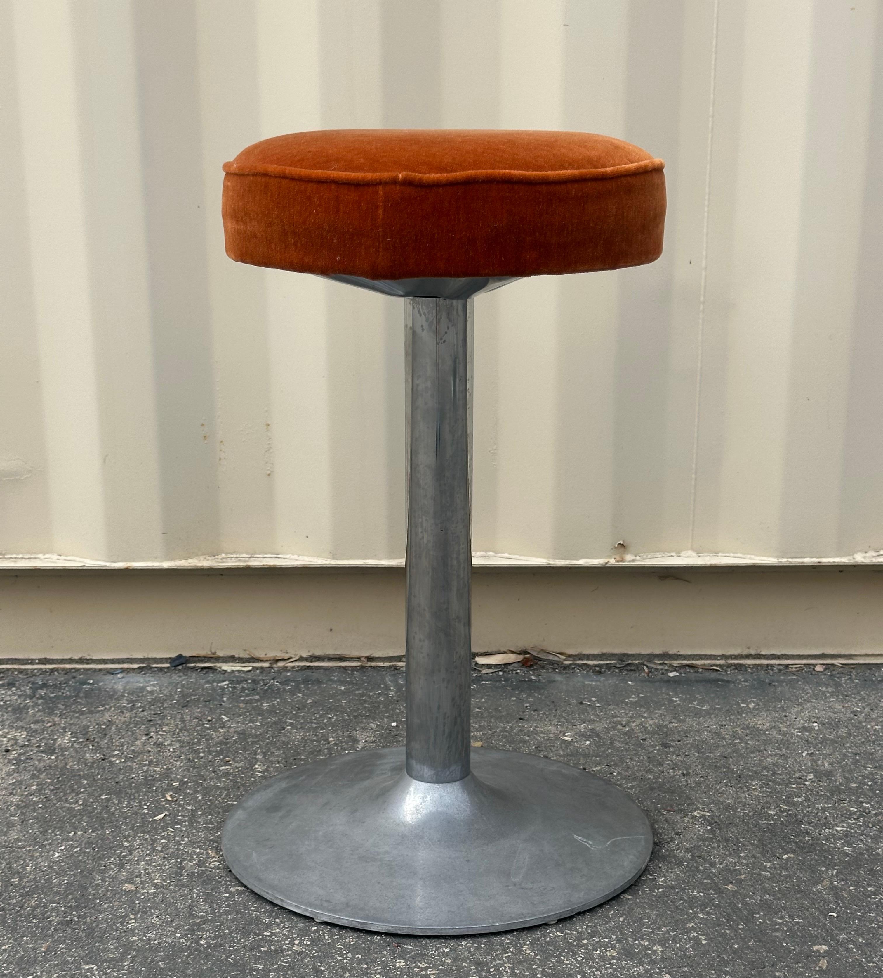 Paar Thekenhocker aus Chrom und Orange Crush Samt im Vintage-Stil im Angebot 4