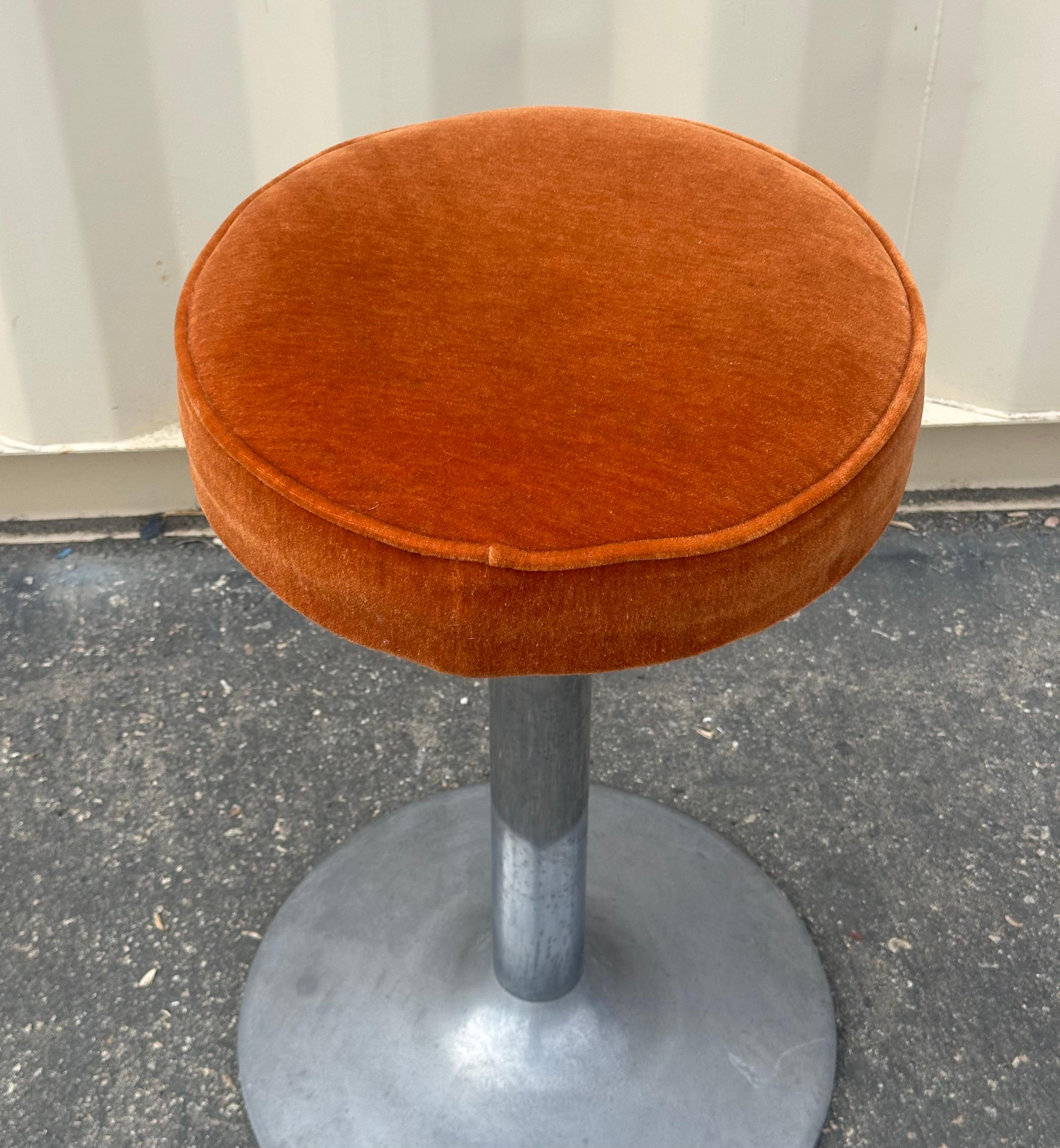 Paar Thekenhocker aus Chrom und Orange Crush Samt im Vintage-Stil im Angebot 5