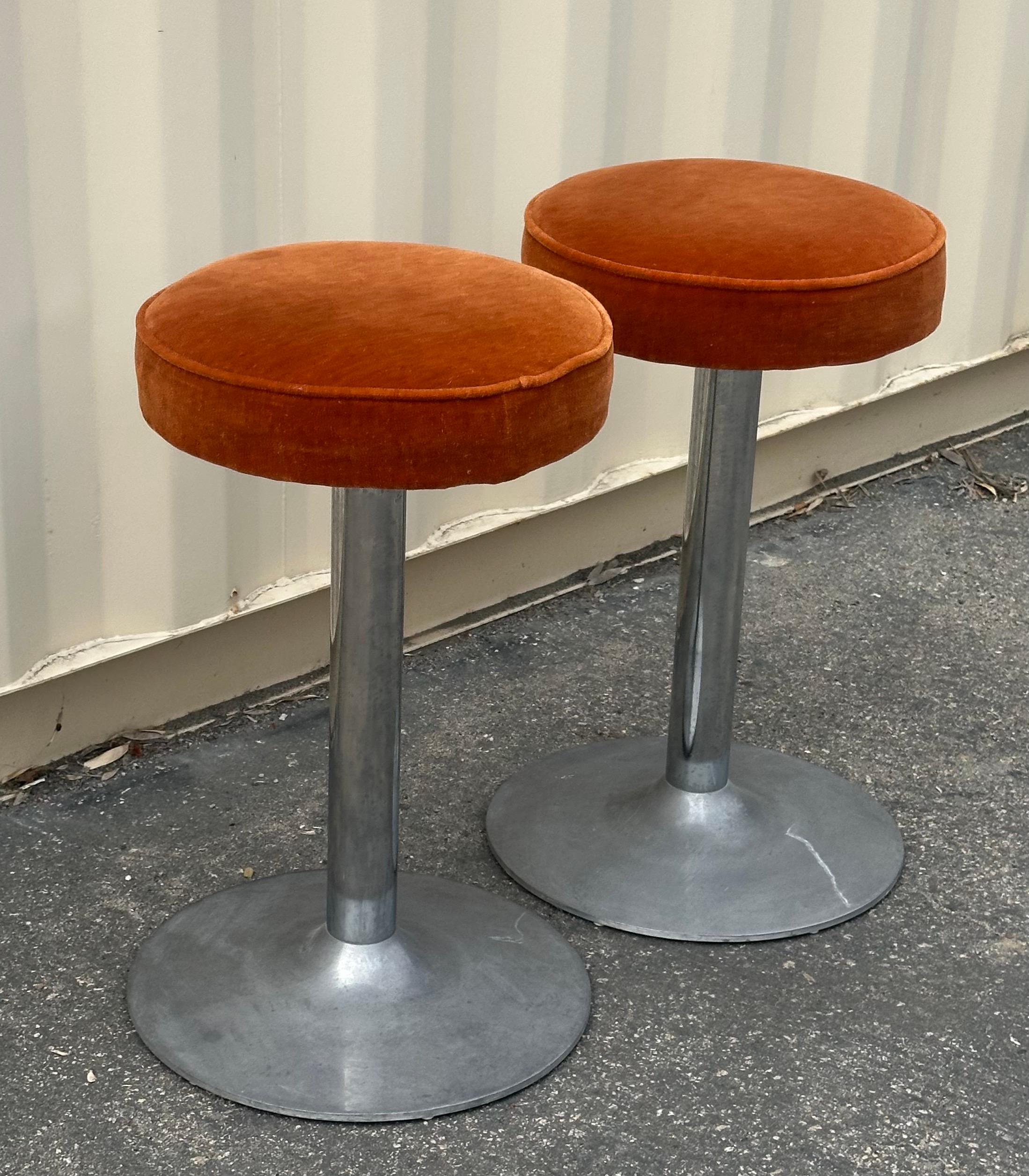 Paar Thekenhocker aus Chrom und Orange Crush Samt im Vintage-Stil im Angebot 8