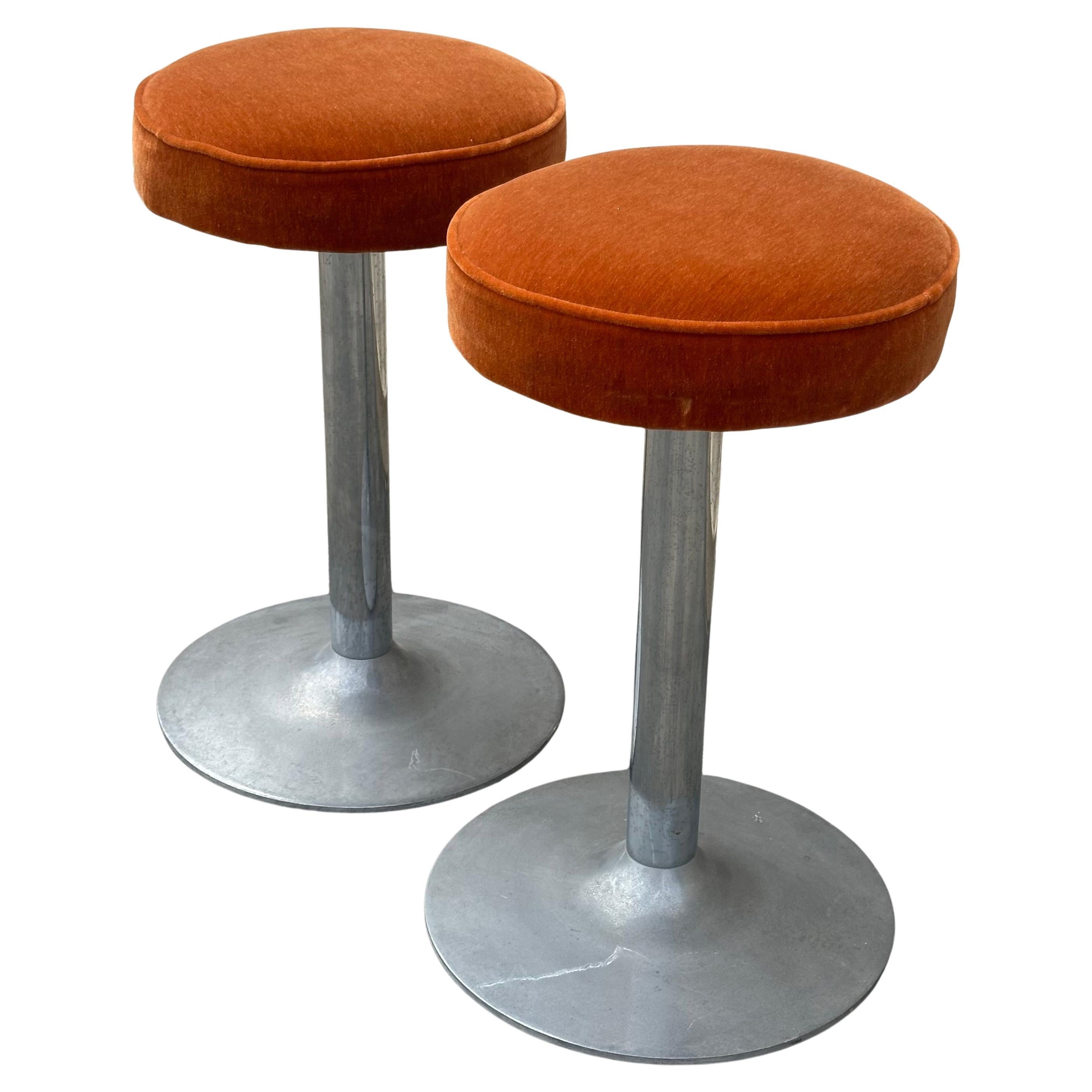 Paar Thekenhocker aus Chrom und Orange Crush Samt im Vintage-Stil im Angebot 9