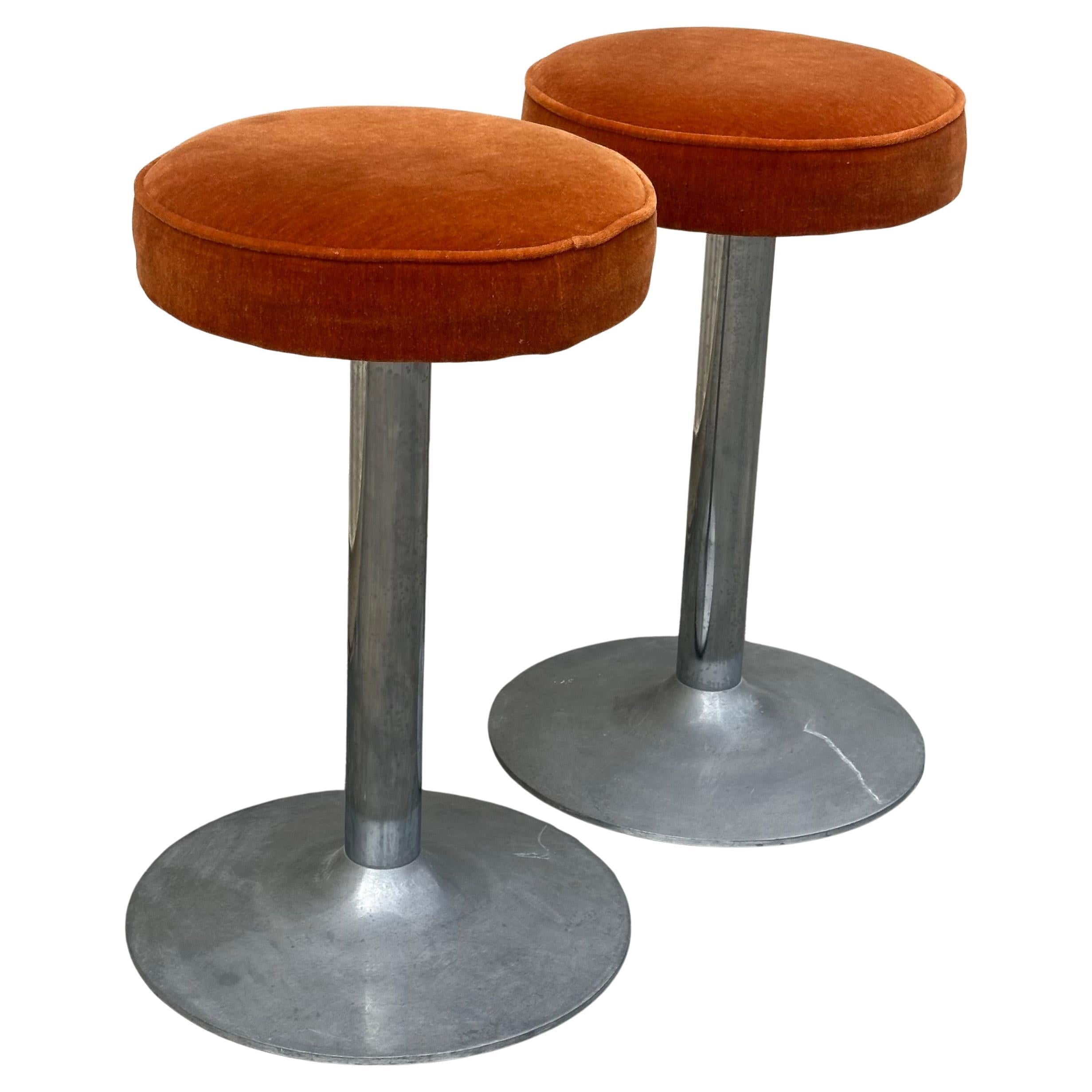 Originales Paar verchromter und orangefarbener Thekenhocker aus zerknittertem Samt, ca. 1960er Jahre.  Großartige Original-Finish und Zustand mit neuer Polsterung machen diese super cool Counter Höhe Hocker.  Jeder Hocker misst 17 