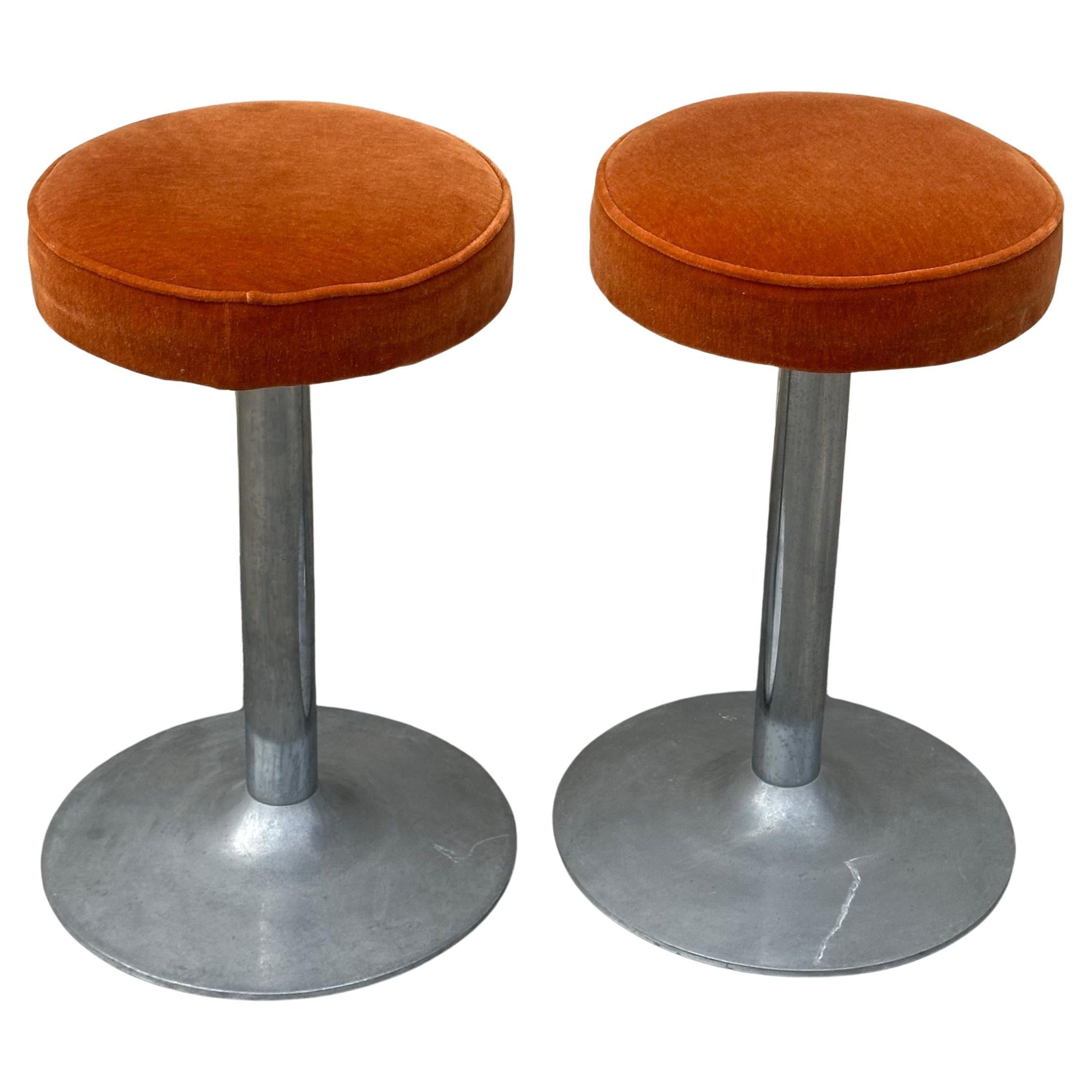 Paar Thekenhocker aus Chrom und Orange Crush Samt im Vintage-Stil (Moderne der Mitte des Jahrhunderts) im Angebot