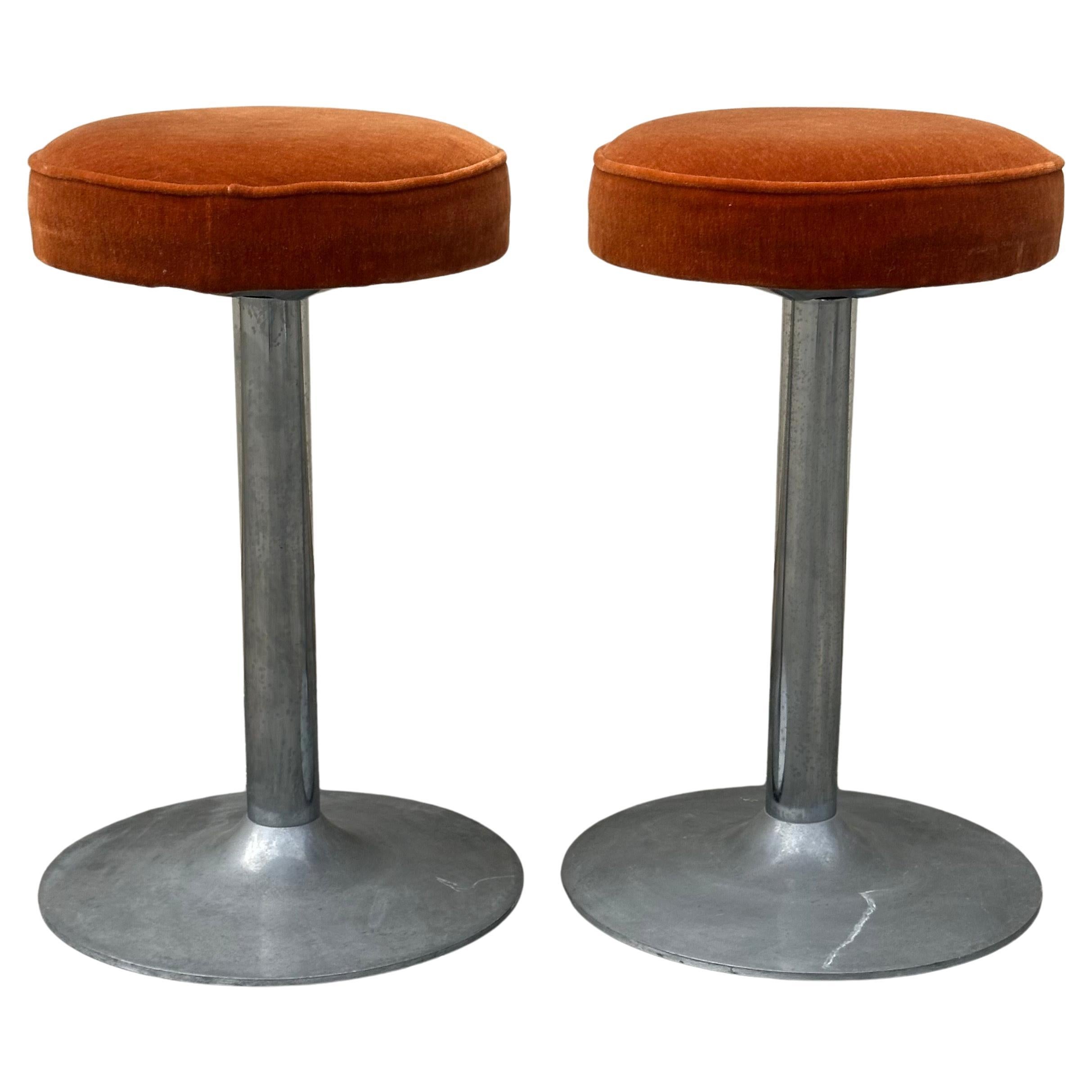 Paar Thekenhocker aus Chrom und Orange Crush Samt im Vintage-Stil (amerikanisch) im Angebot