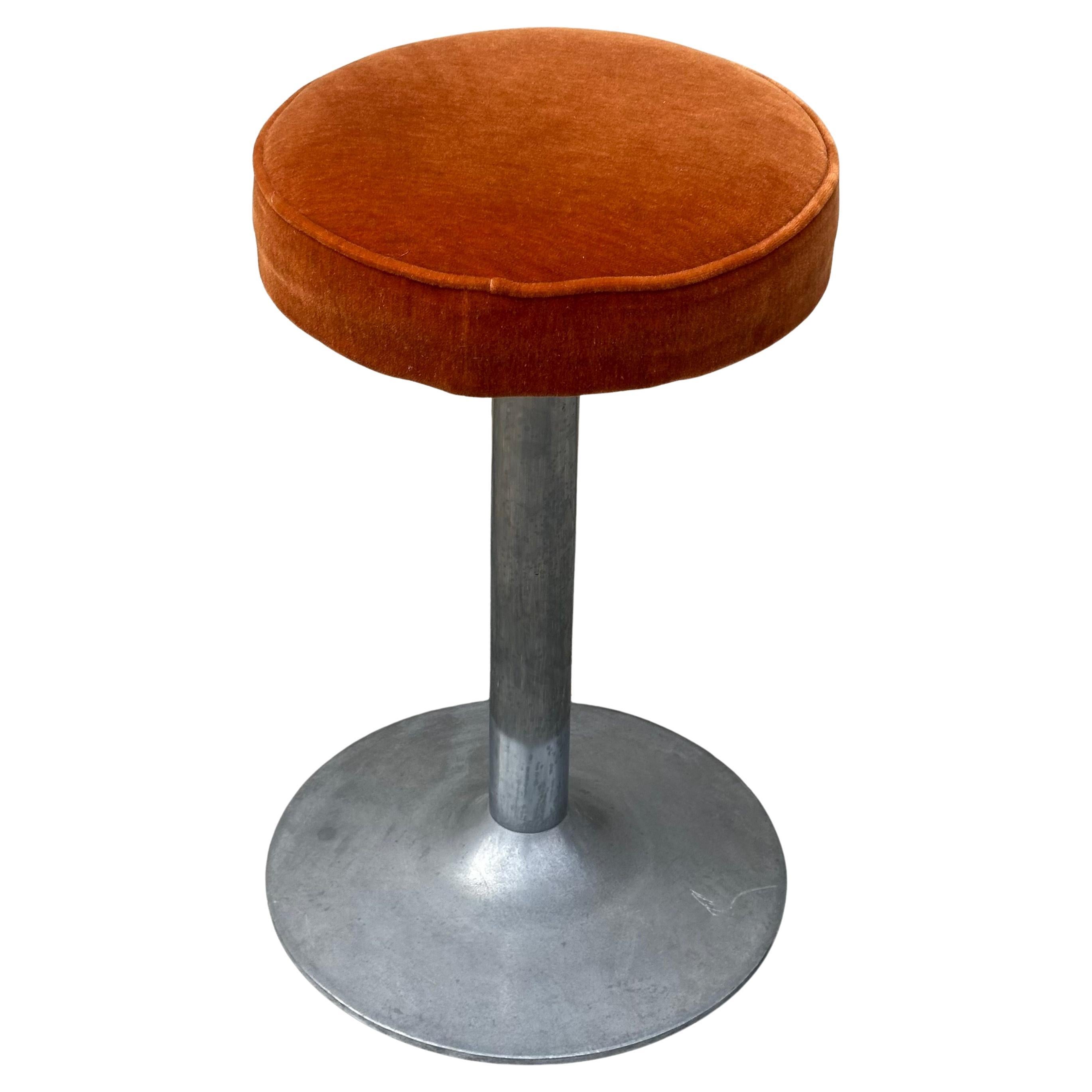 Paar Thekenhocker aus Chrom und Orange Crush Samt im Vintage-Stil im Zustand „Gut“ im Angebot in San Diego, CA