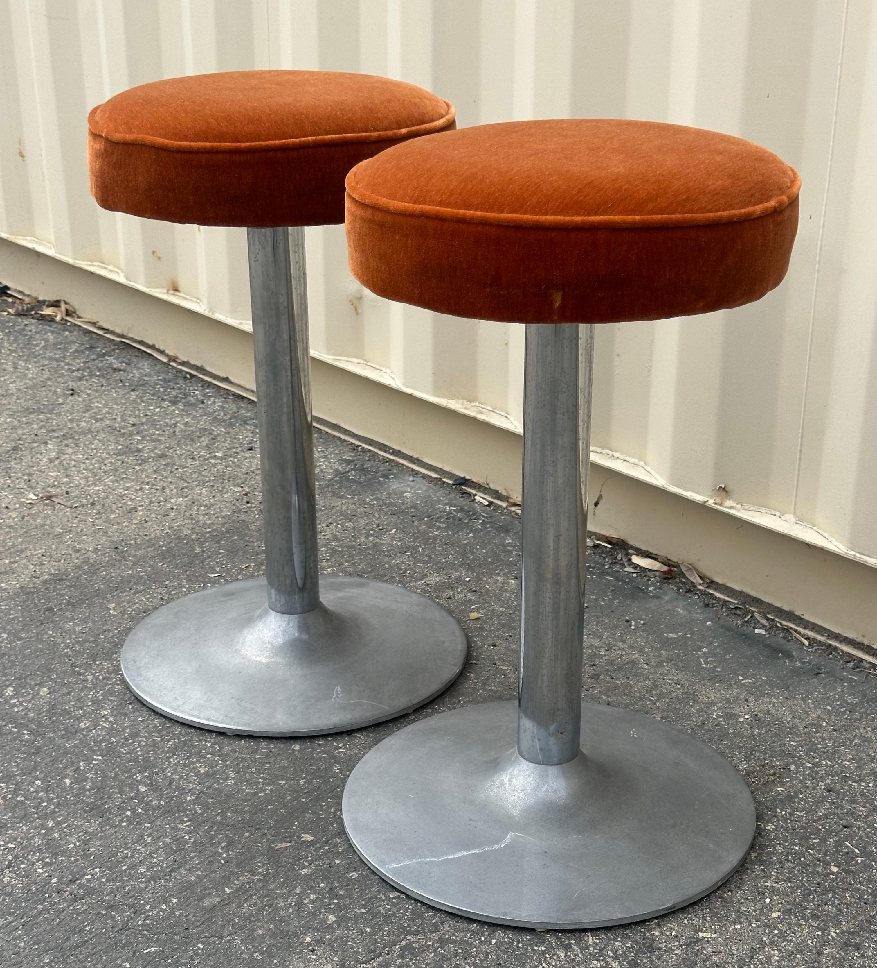 Paar Thekenhocker aus Chrom und Orange Crush Samt im Vintage-Stil (20. Jahrhundert) im Angebot
