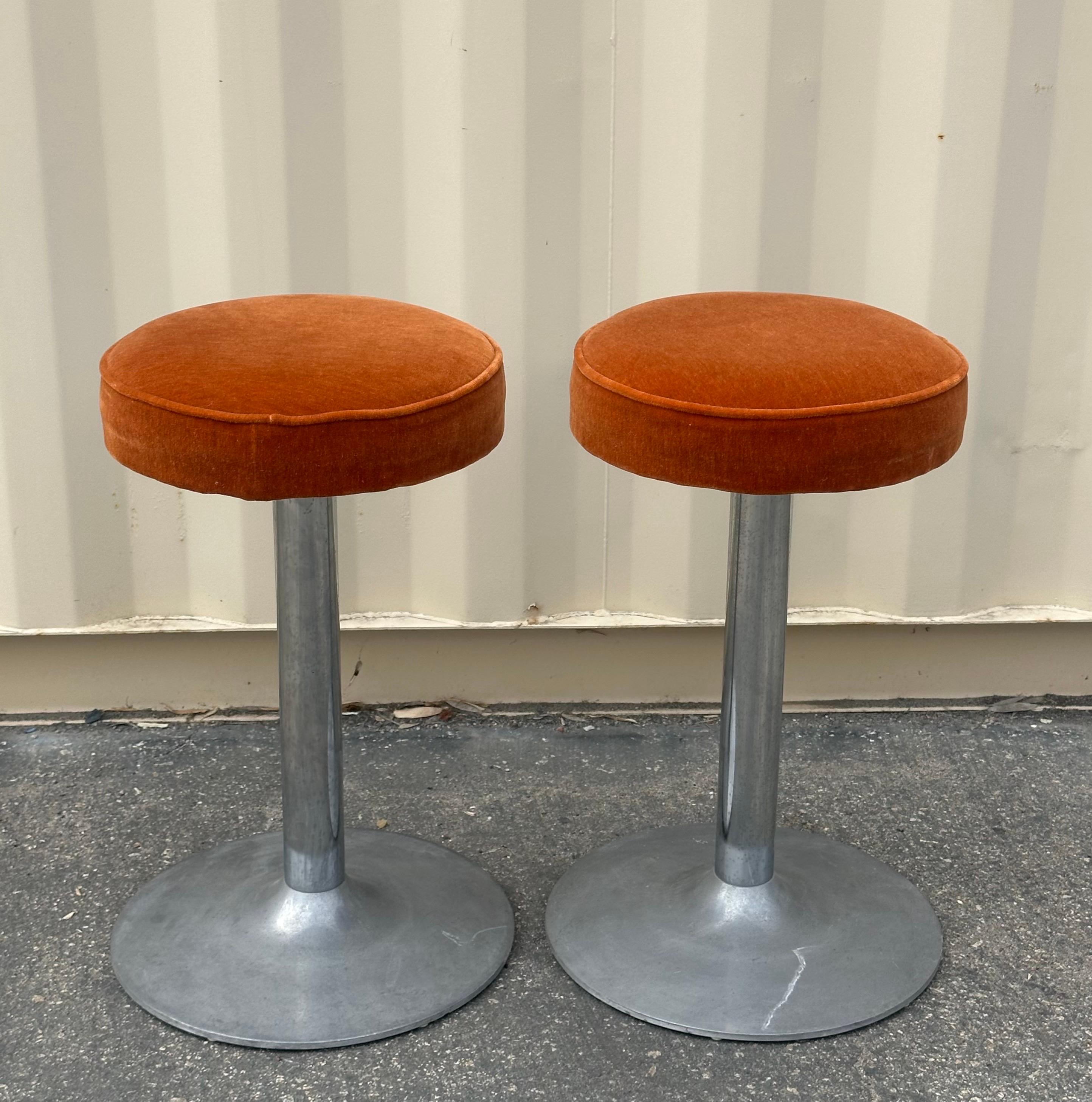 Paar Thekenhocker aus Chrom und Orange Crush Samt im Vintage-Stil (Polster) im Angebot