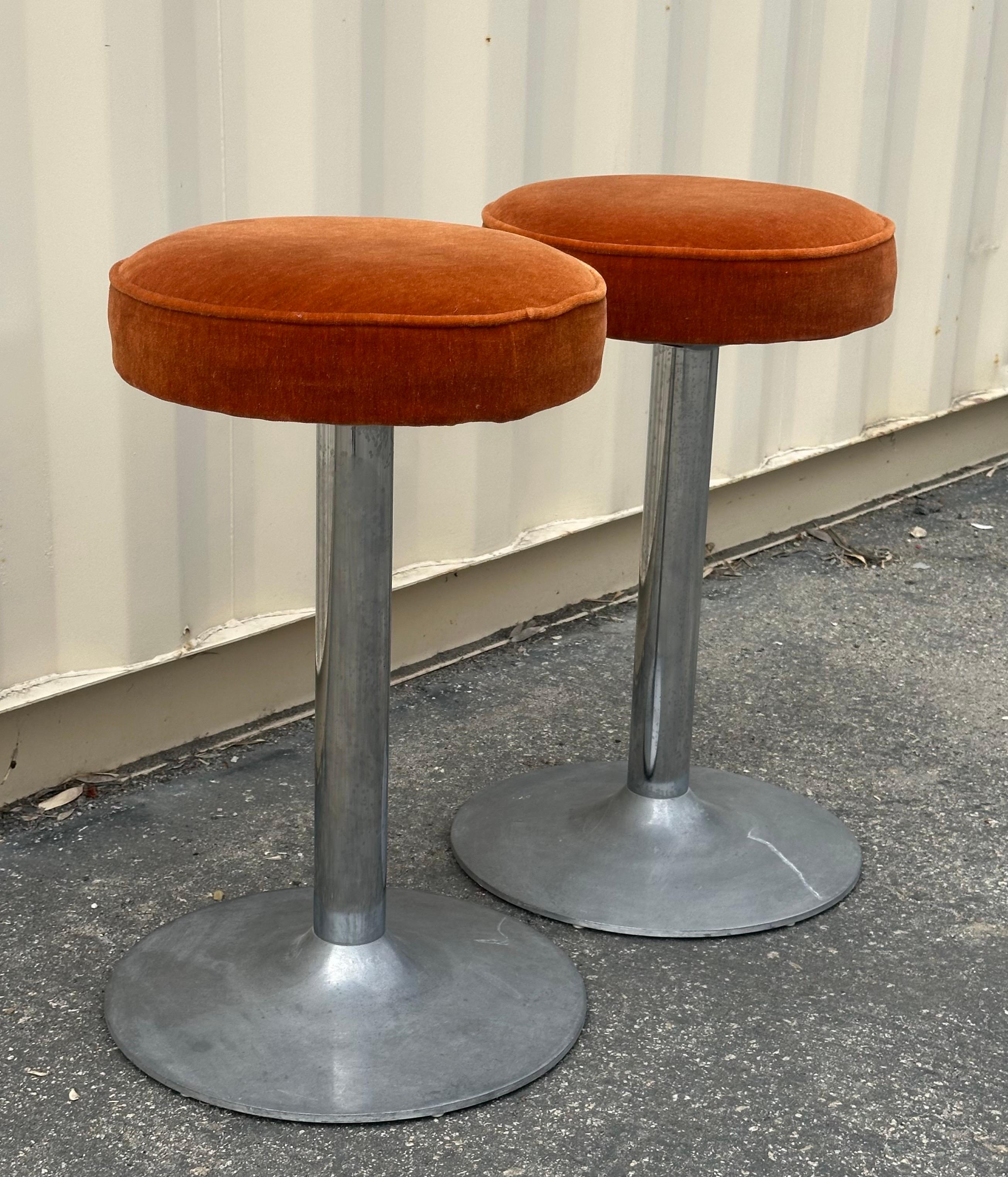 Paar Thekenhocker aus Chrom und Orange Crush Samt im Vintage-Stil im Angebot 1