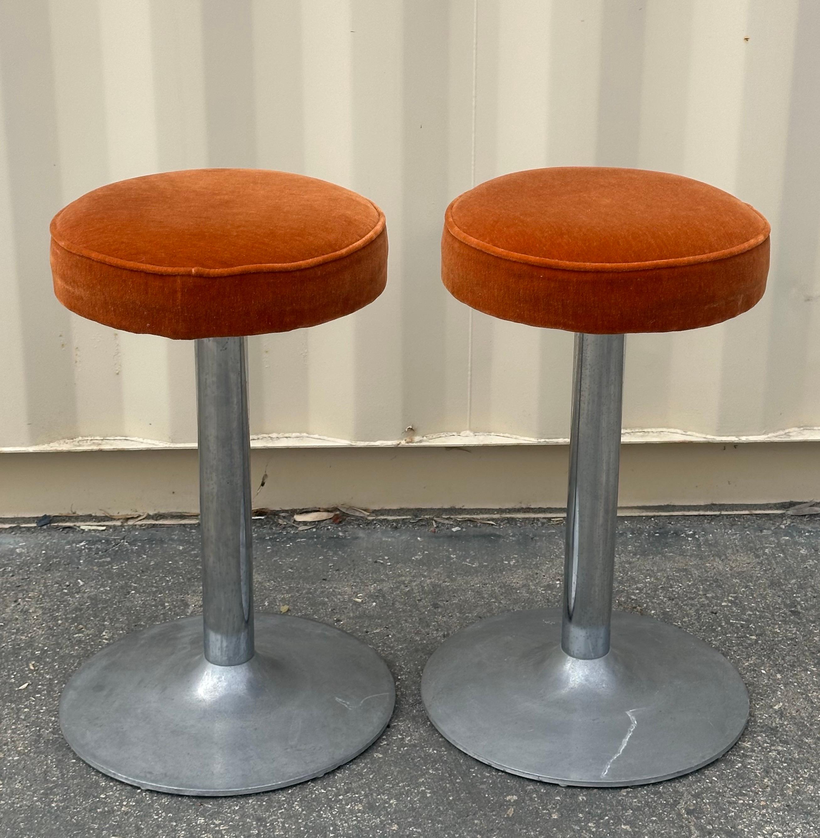 Paar Thekenhocker aus Chrom und Orange Crush Samt im Vintage-Stil im Angebot 2