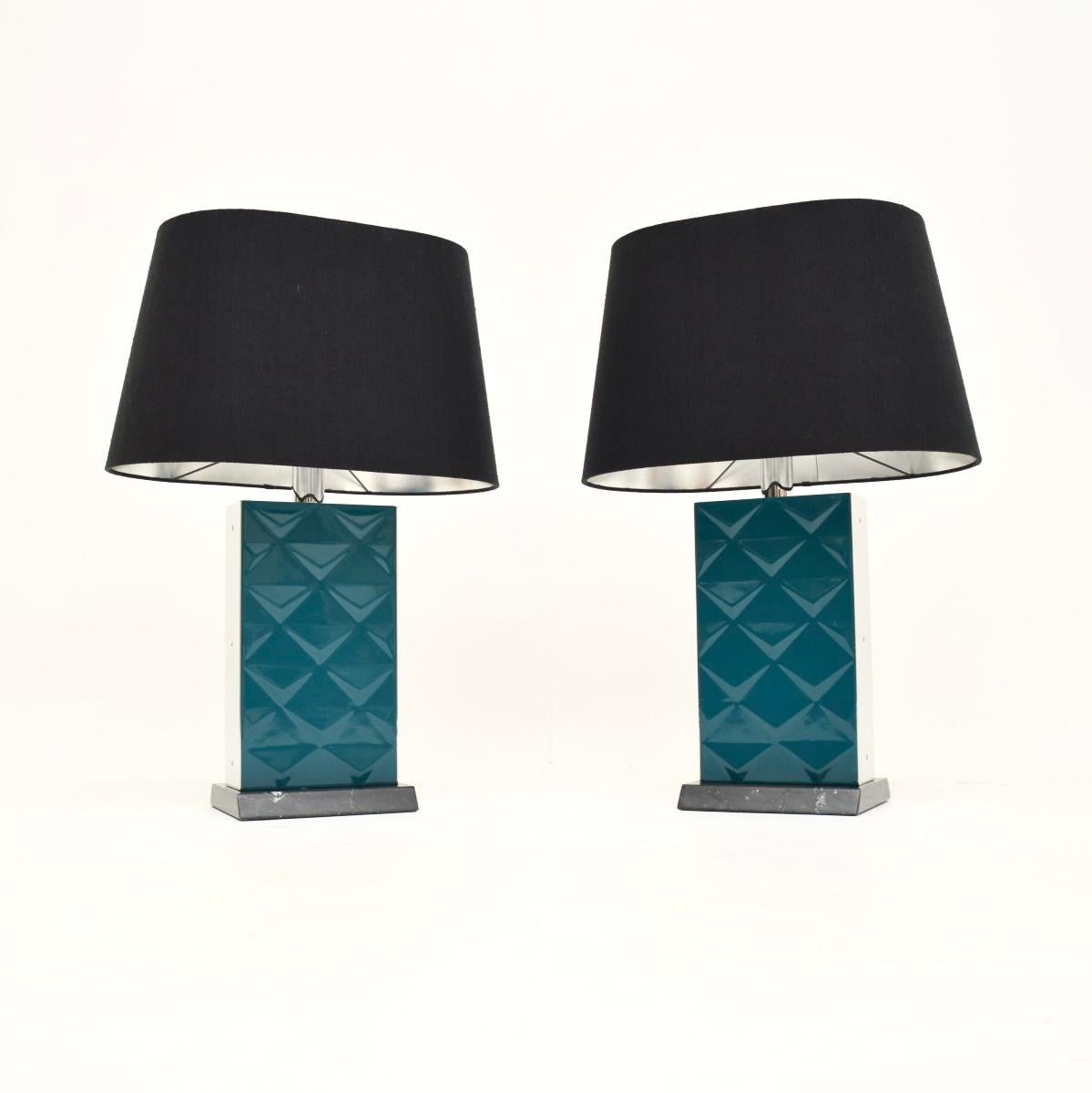Mid-Century Modern Paire de lampes de table Toblerone par Oitoemponto en vente