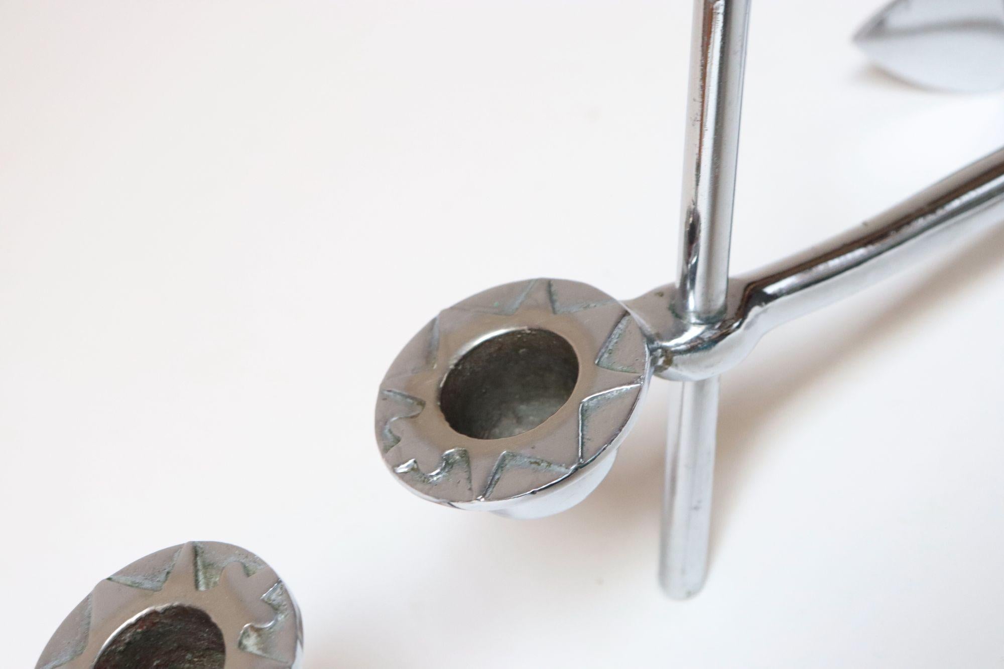 Coppia di candelabri / portacandele nautici d'epoca cromati a forma di ancora in vendita 3