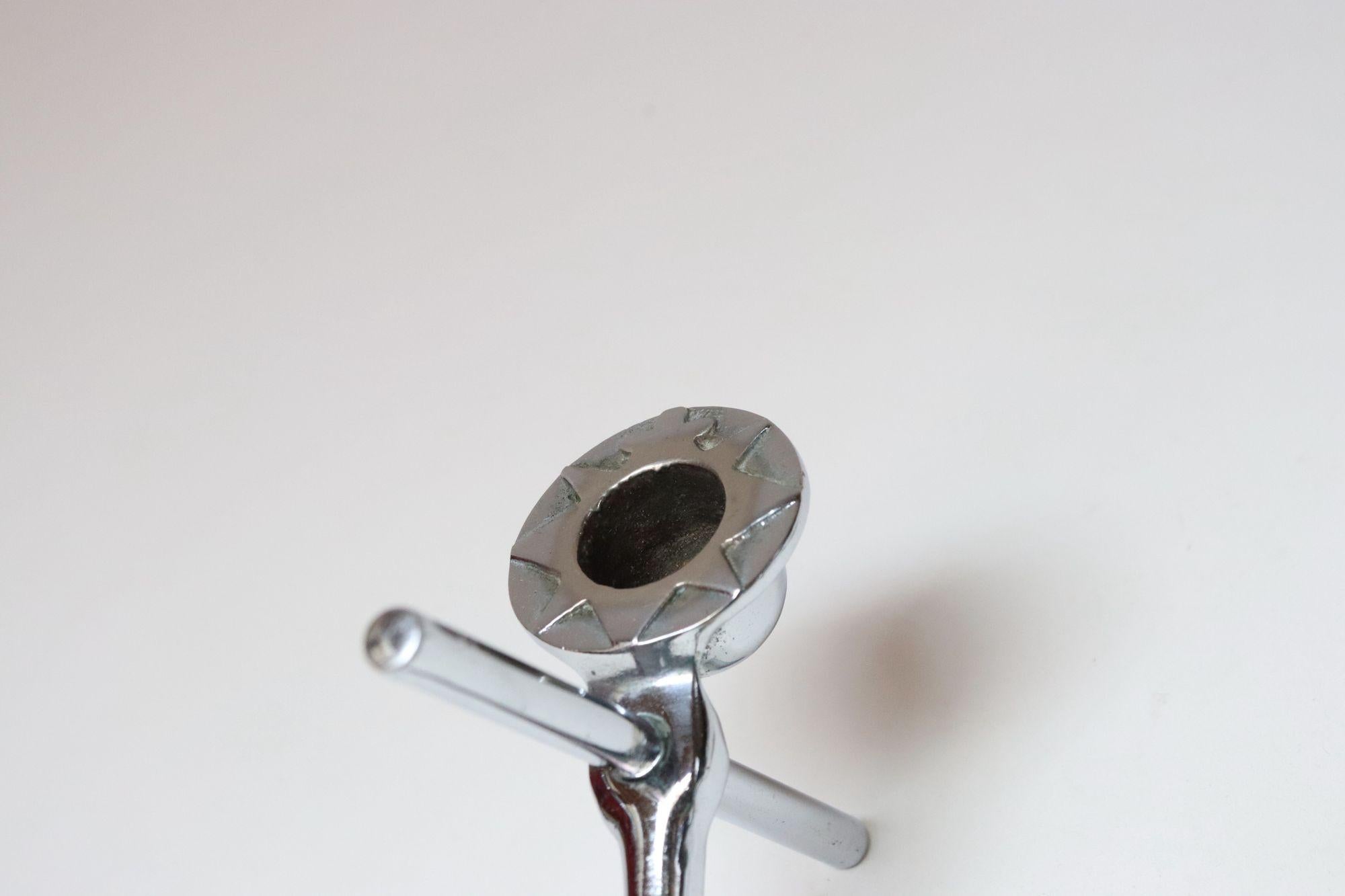 Coppia di candelabri / portacandele nautici d'epoca cromati a forma di ancora in vendita 4