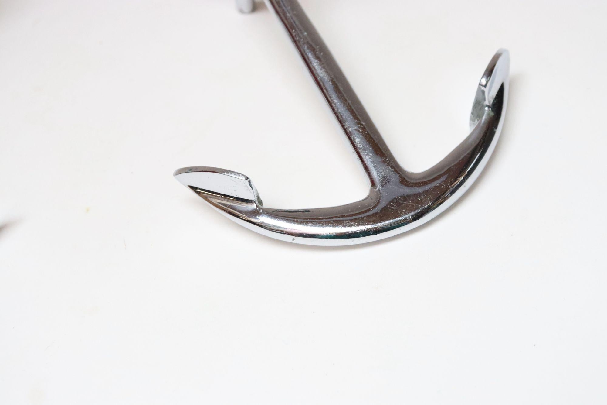 Coppia di candelabri / portacandele nautici d'epoca cromati a forma di ancora in vendita 6