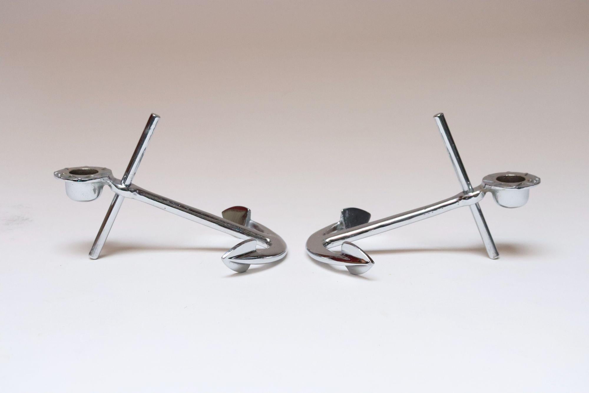 Mid-Century moderno Coppia di candelabri / portacandele nautici d'epoca cromati a forma di ancora in vendita