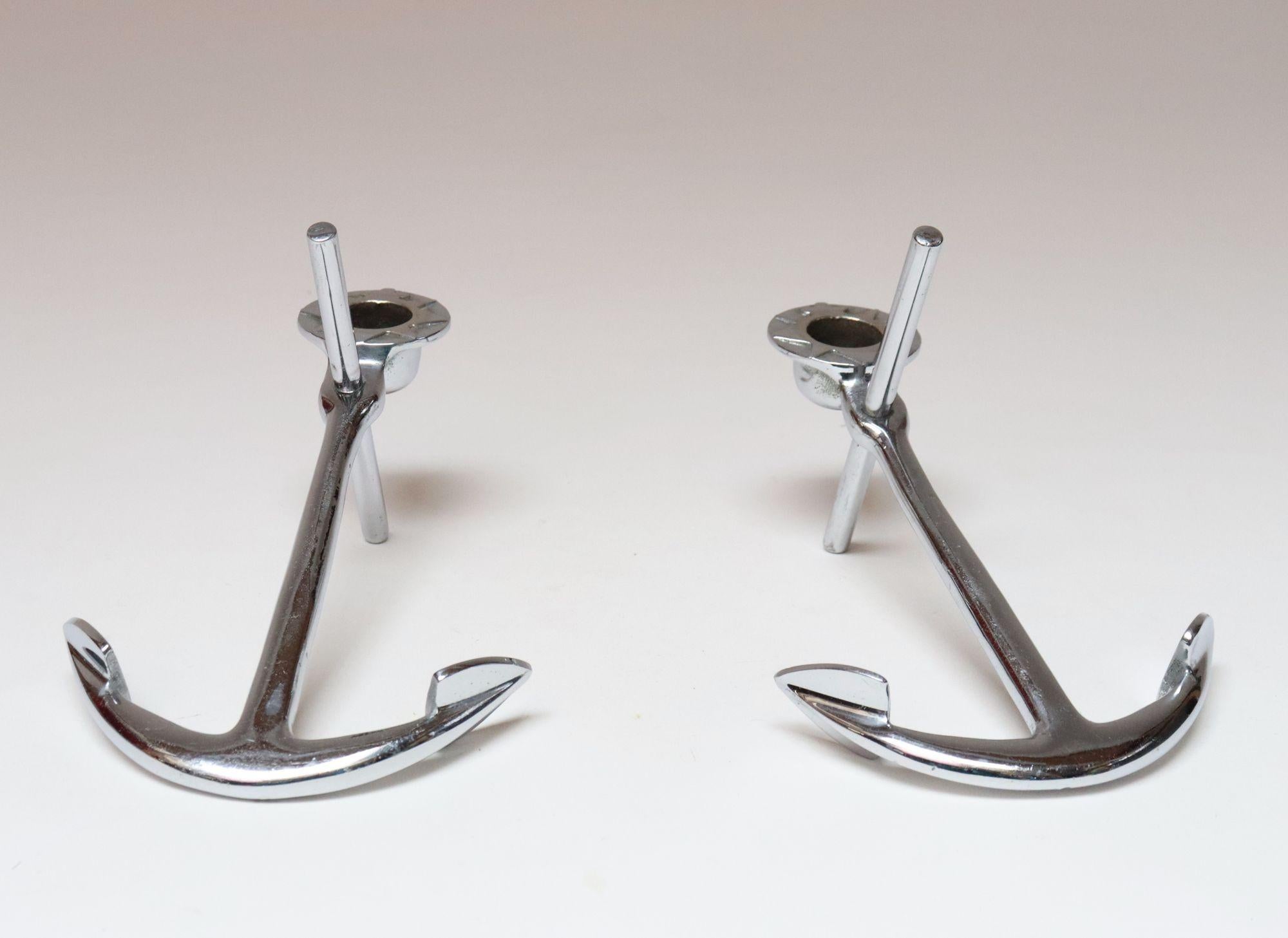 Americano Coppia di candelabri / portacandele nautici d'epoca cromati a forma di ancora in vendita
