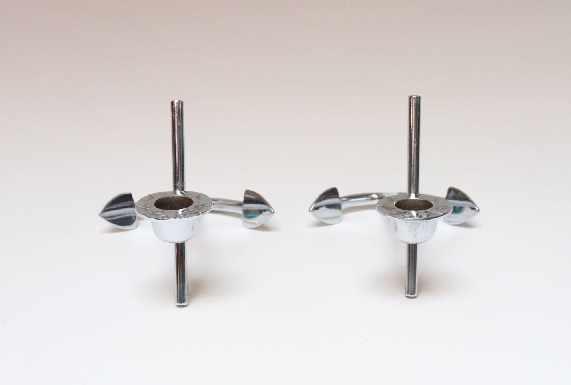 Metà XX secolo Coppia di candelabri / portacandele nautici d'epoca cromati a forma di ancora in vendita