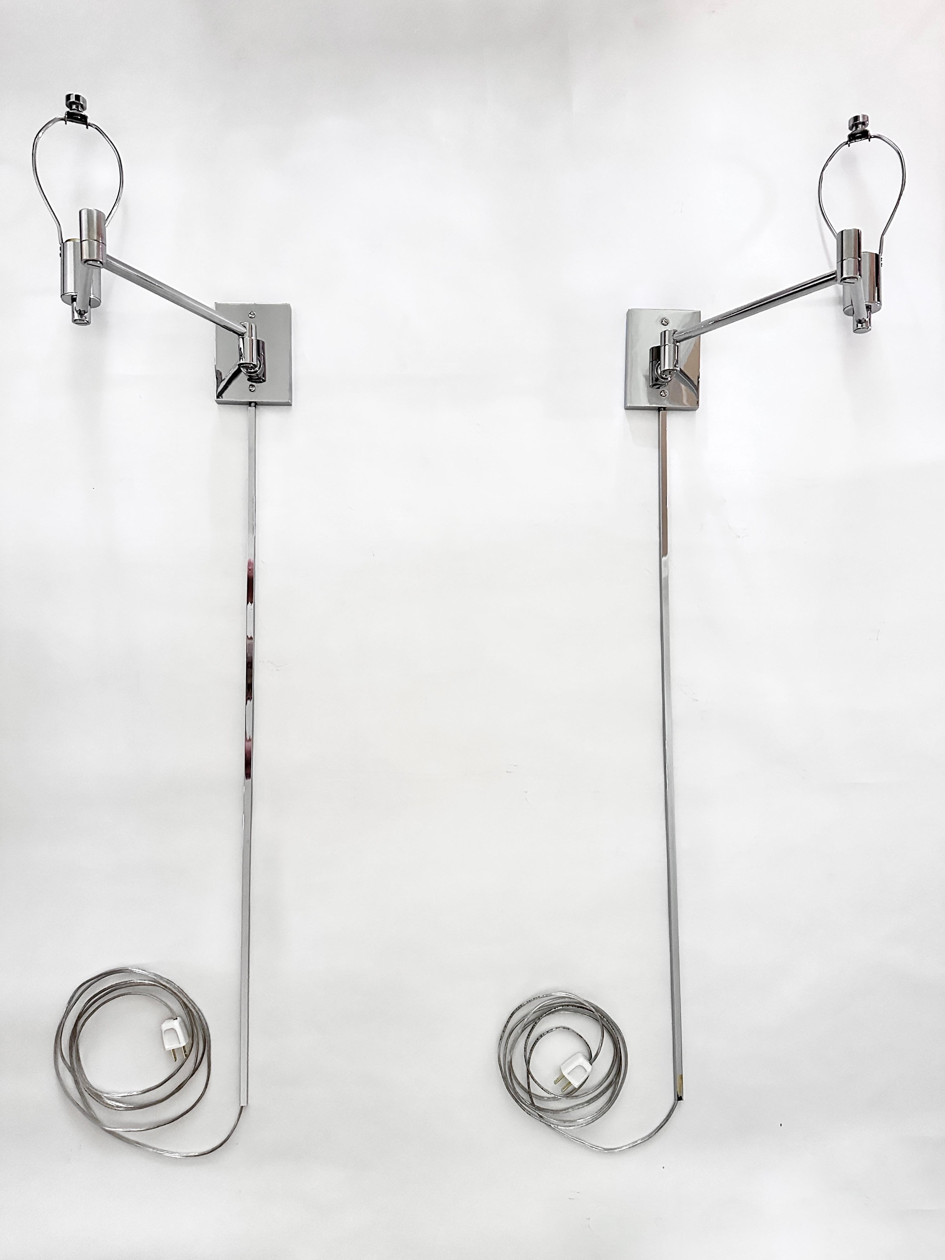 Pareja de apliques vintage cromados giratorios armados. Las lámparas fueron diseñadas  de George W. Hansen, que inventó las icónicas lámparas de pared con brazo oscilante en la década de 1940 para su empresa Hansen Lamps. Los apliques se fabricaron