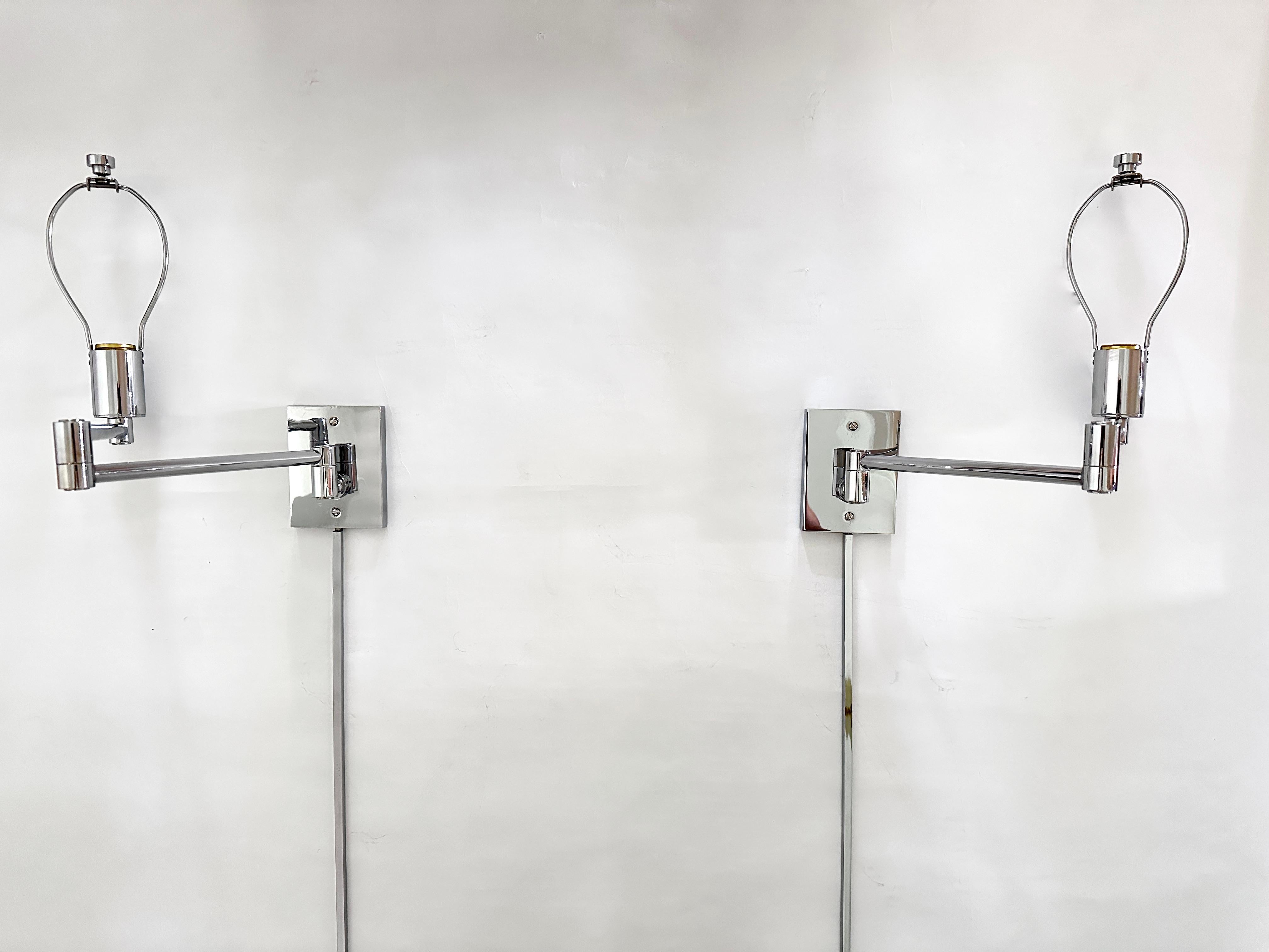 Pareja De Lámparas De Pared Giratorias Cromadas Vintage De Hansen Lamps Moderno de mediados de siglo en venta
