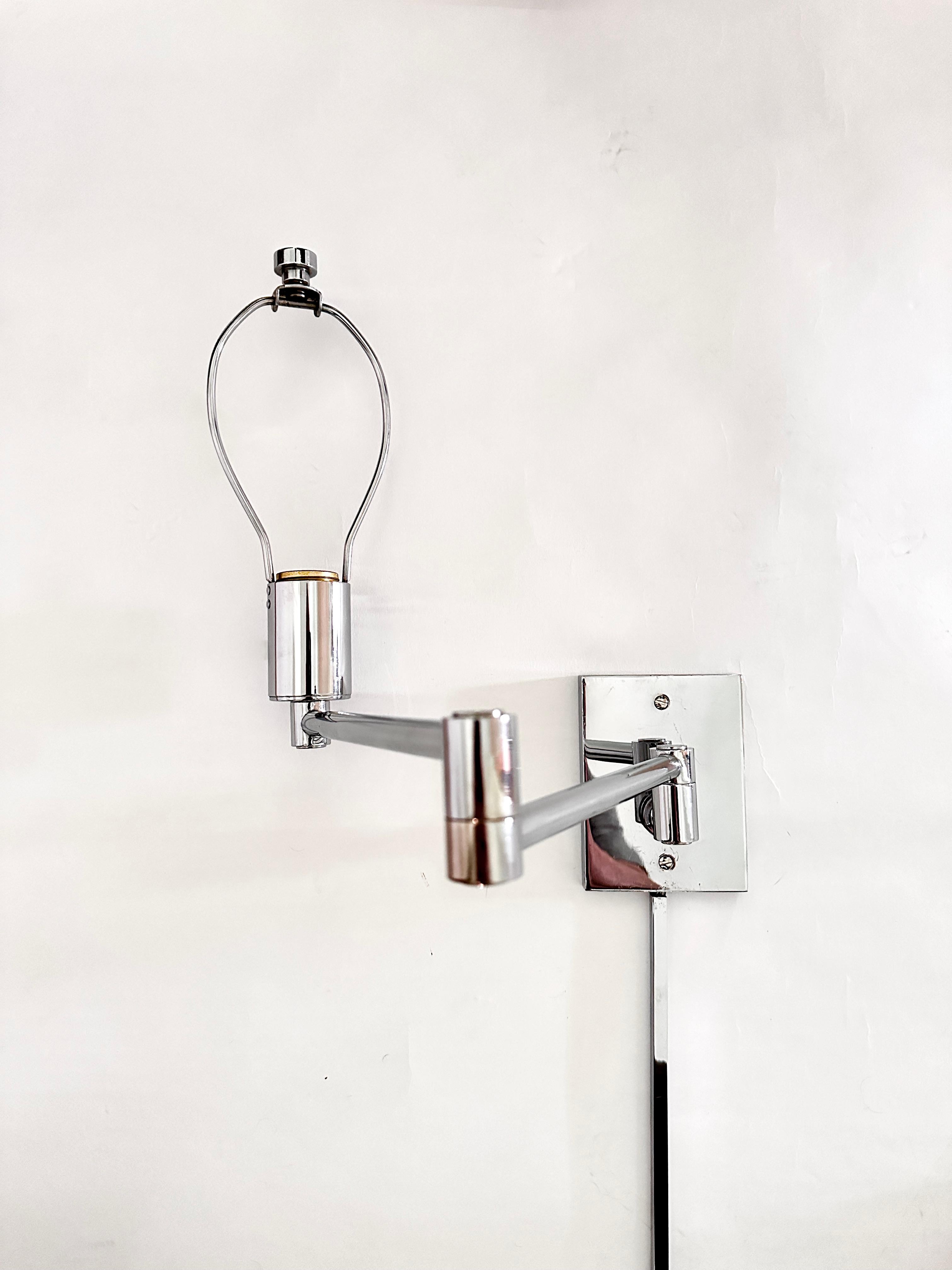 Pareja De Lámparas De Pared Giratorias Cromadas Vintage De Hansen Lamps Español en venta