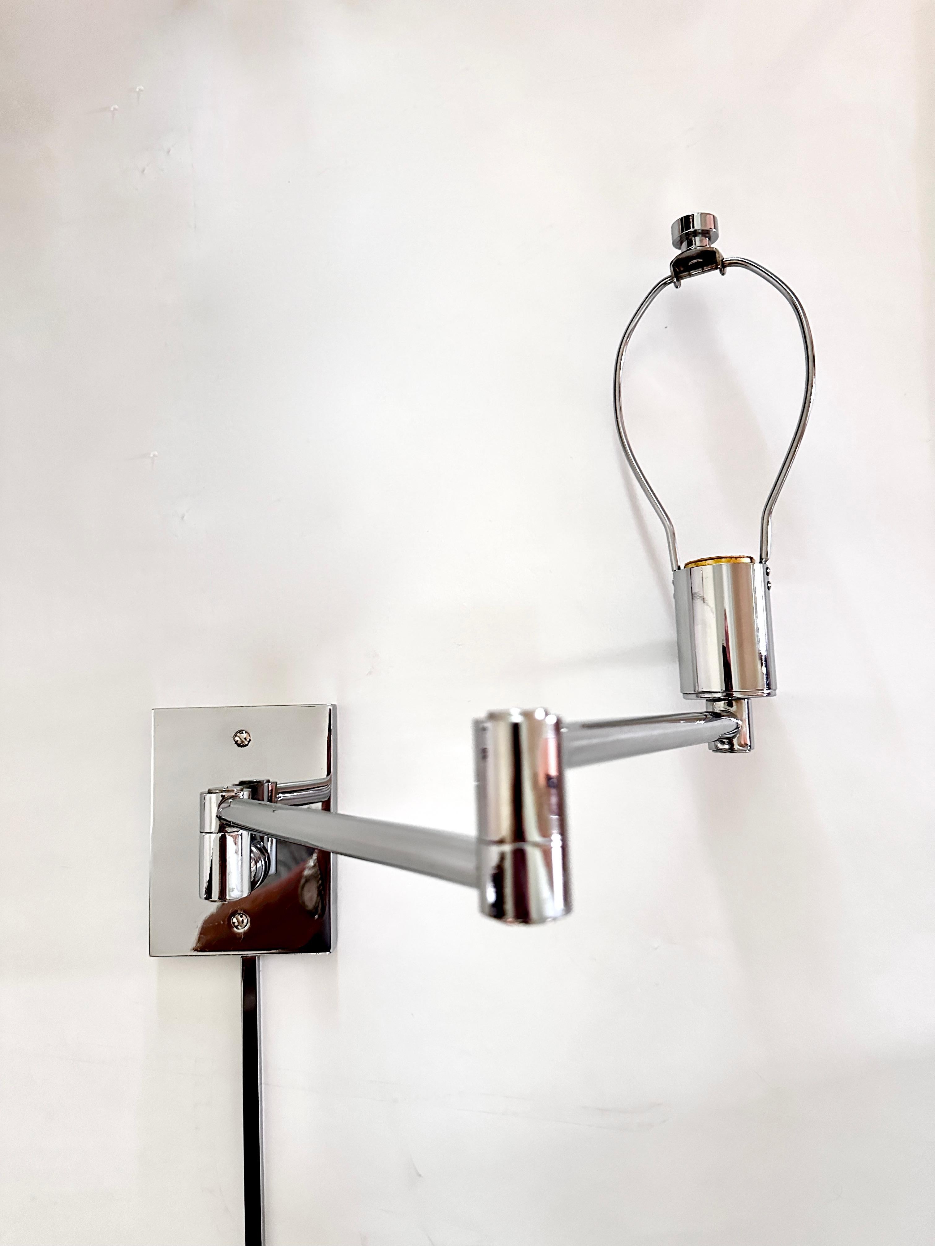 Pareja De Lámparas De Pared Giratorias Cromadas Vintage De Hansen Lamps Hecho a mano en venta