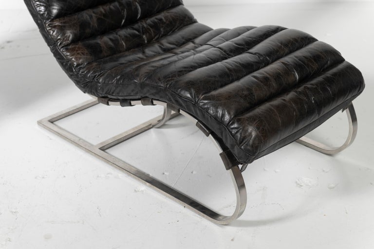 Pair of Vintage Chromed Steel and Black Leather Chaise Lounge Chairs For Sale 4