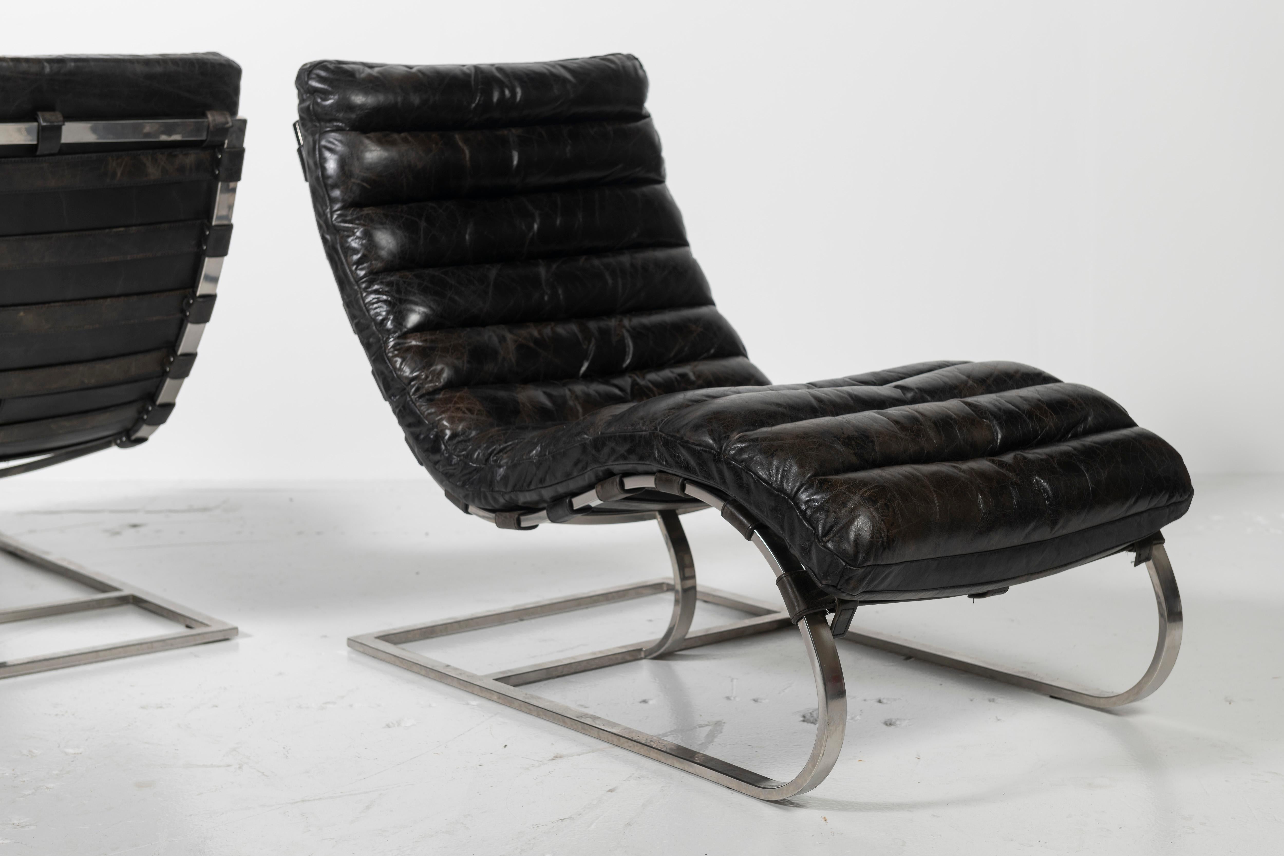 Mid-Century Modern Paire de chaises longues vintage Michel Boyer en acier chromé et cuir noir en vente