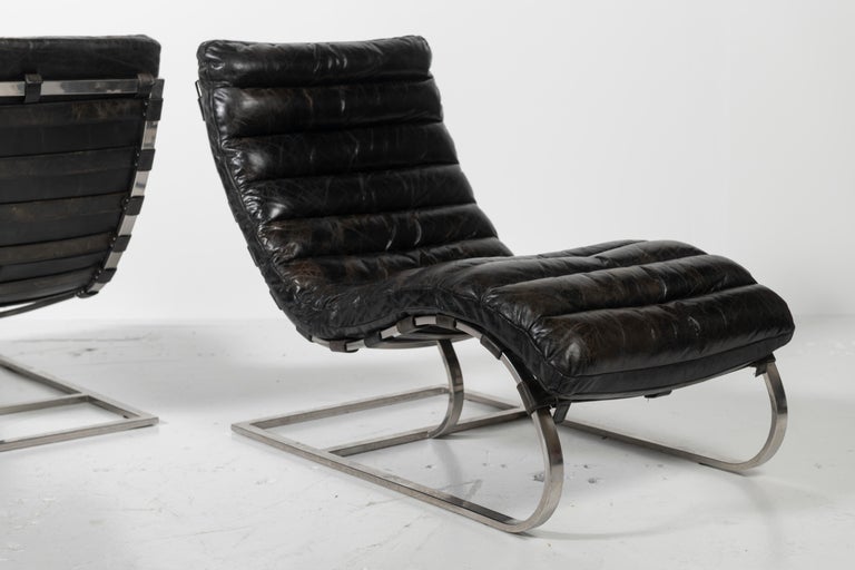Mid-Century Modern Pair of Vintage Chromed Steel and Black Leather Chaise Lounge Chairs For Sale