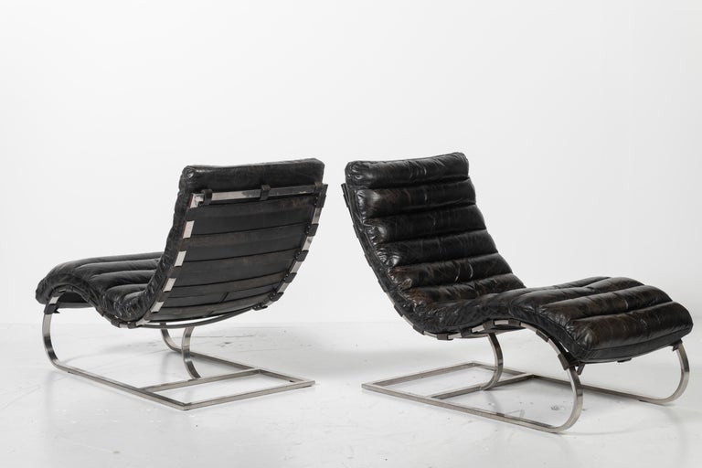 French Pair of Vintage Chromed Steel and Black Leather Chaise Lounge Chairs For Sale