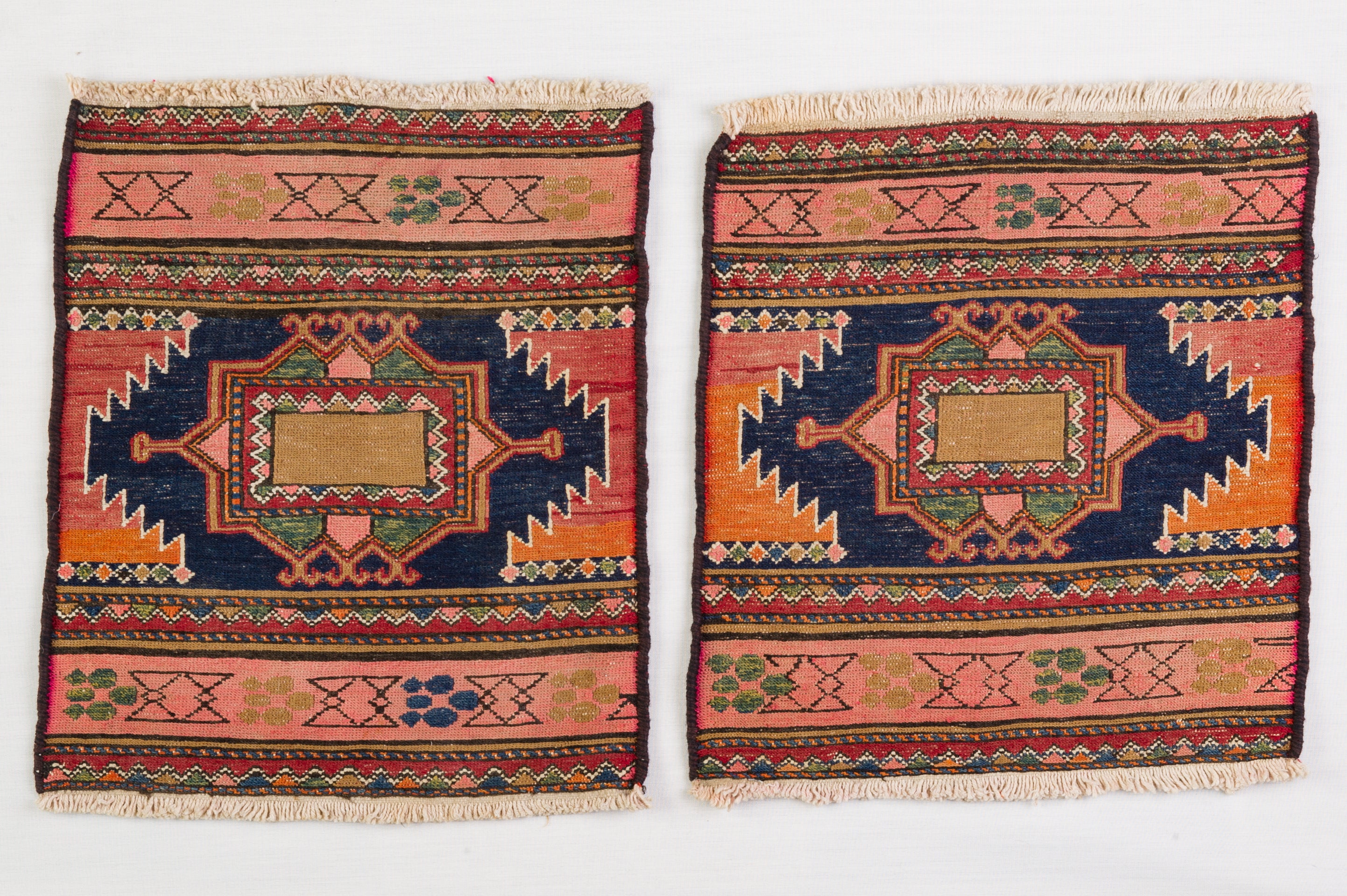Nr. 313 - Diese Satteltaschen-Fassaden wurden auf einem Webstuhl mit Kett- und Schussfäden hergestellt; es handelt sich nicht um zwei einfache Teppiche, sondern um die Überreste einer alten nomadischen Satteltasche aus dem Kaukasusgebirge. Hohe