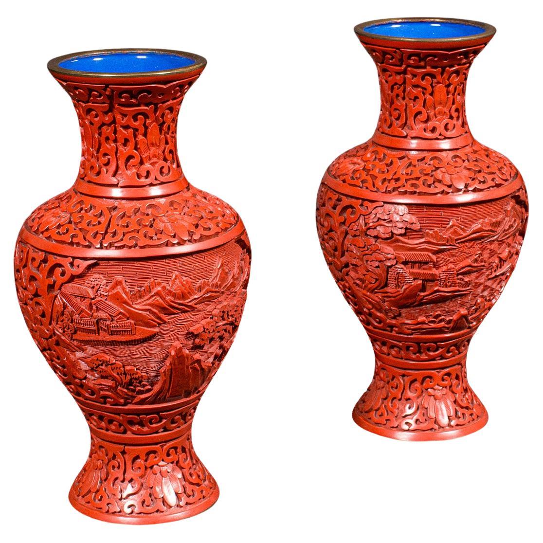 Coppia di vasi a balaustro in cinabro d
epoca, orientale, lacca, cloisonne, urna a forma di posy in vendita