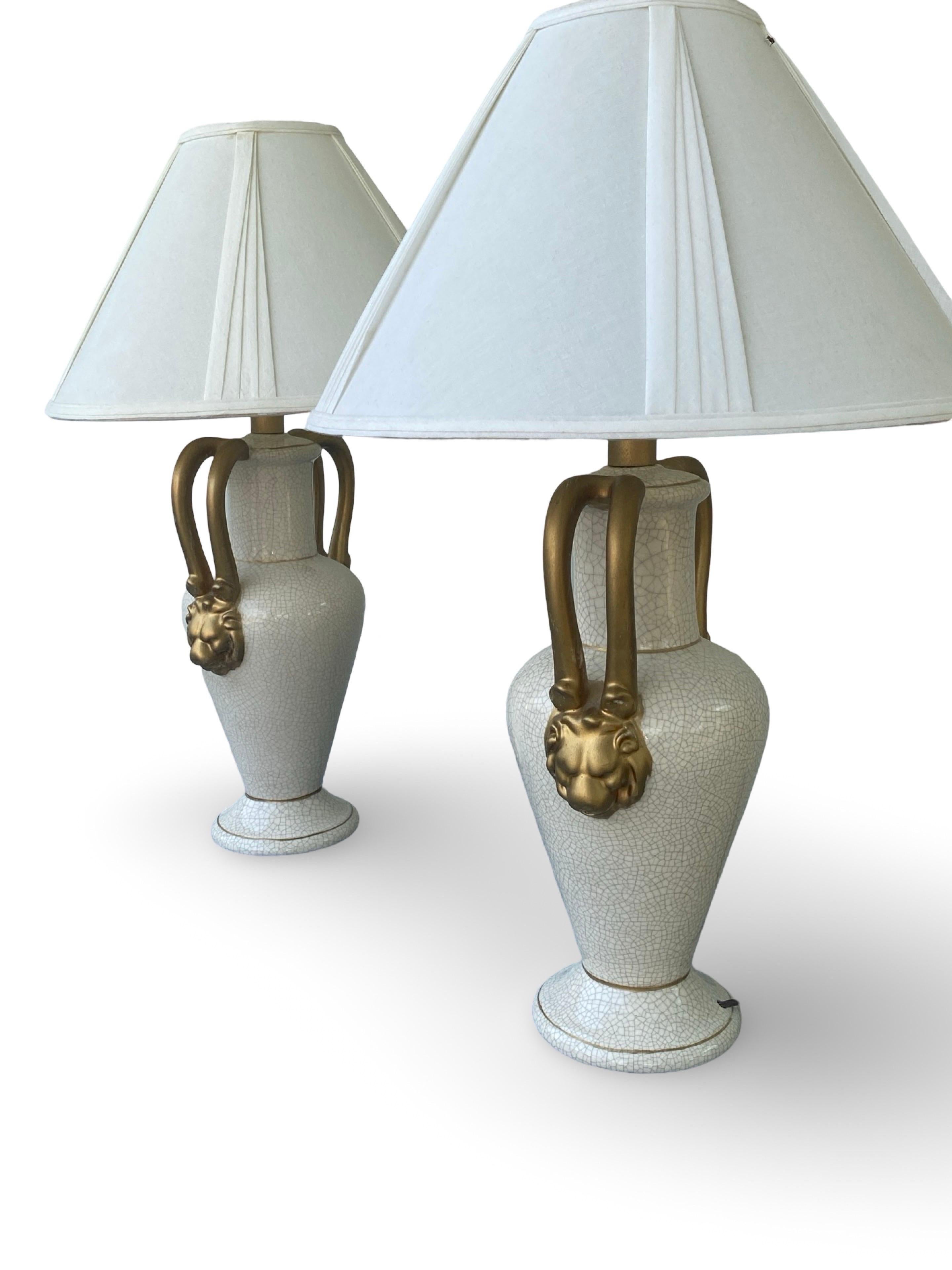 Paire d'objets Classic Vintage  Lampes de table Gargoyle blanches et dorées par Jaru Ceramic en vente 3