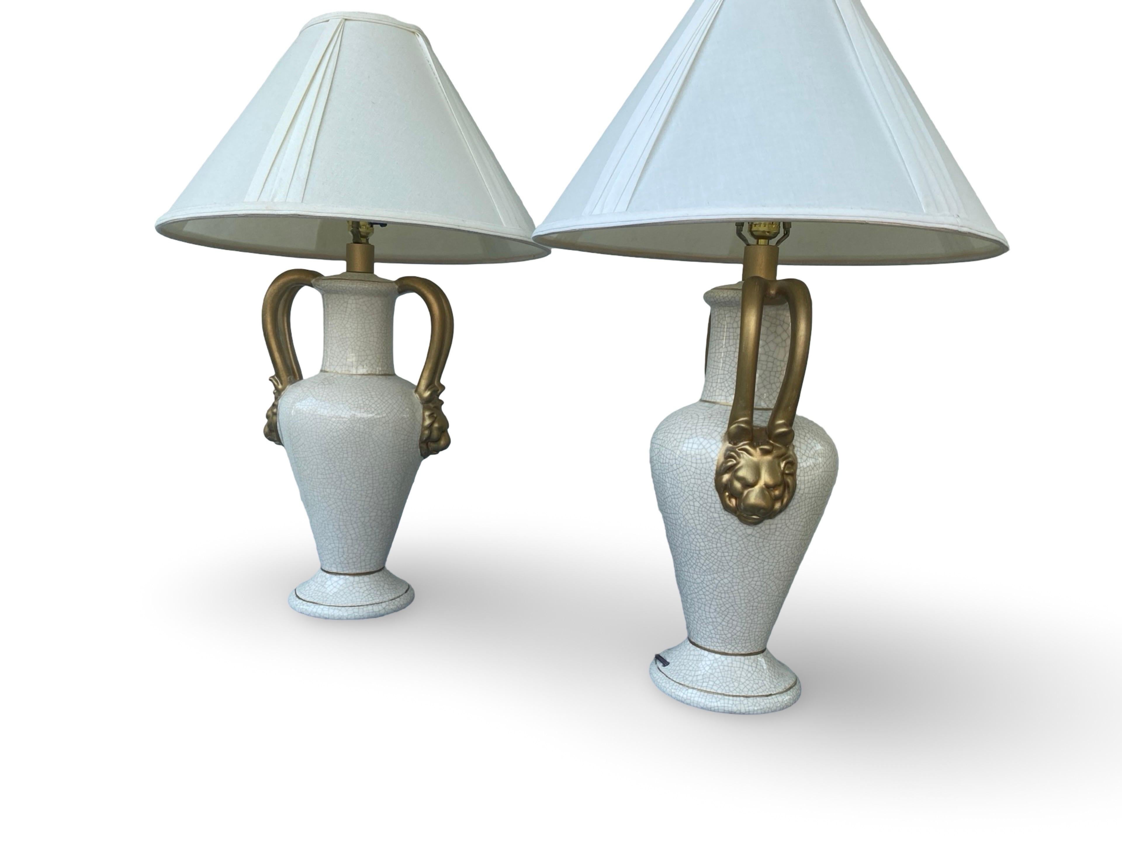 italien Paire d'objets Classic Vintage  Lampes de table Gargoyle blanches et dorées par Jaru Ceramic en vente