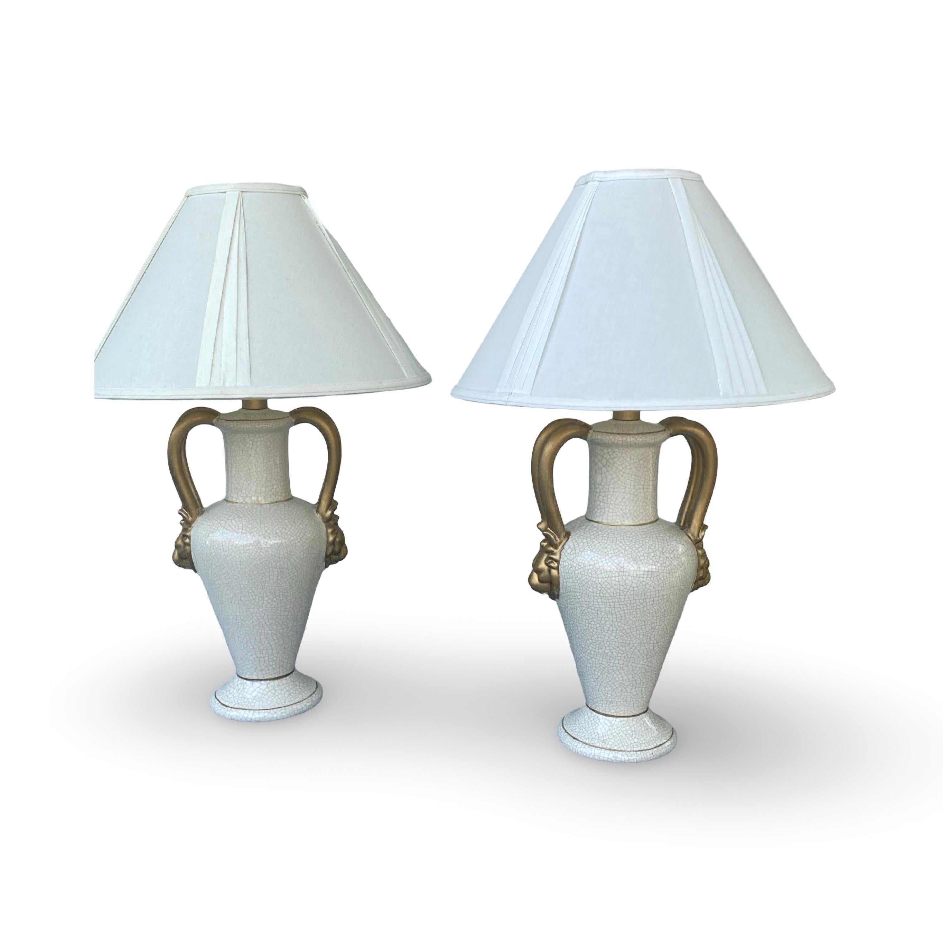 Peint à la main Paire d'objets Classic Vintage  Lampes de table Gargoyle blanches et dorées par Jaru Ceramic en vente