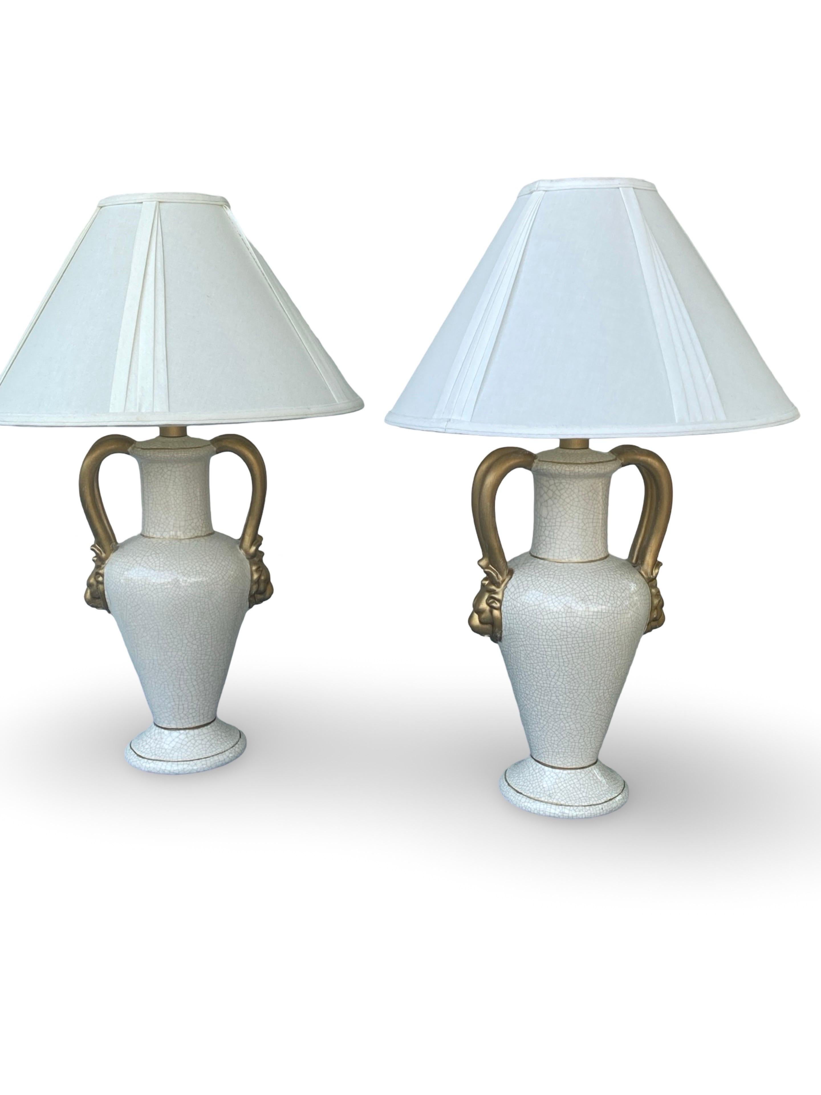 Paire d'objets Classic Vintage  Lampes de table Gargoyle blanches et dorées par Jaru Ceramic Bon état - En vente à Palm Springs, CA