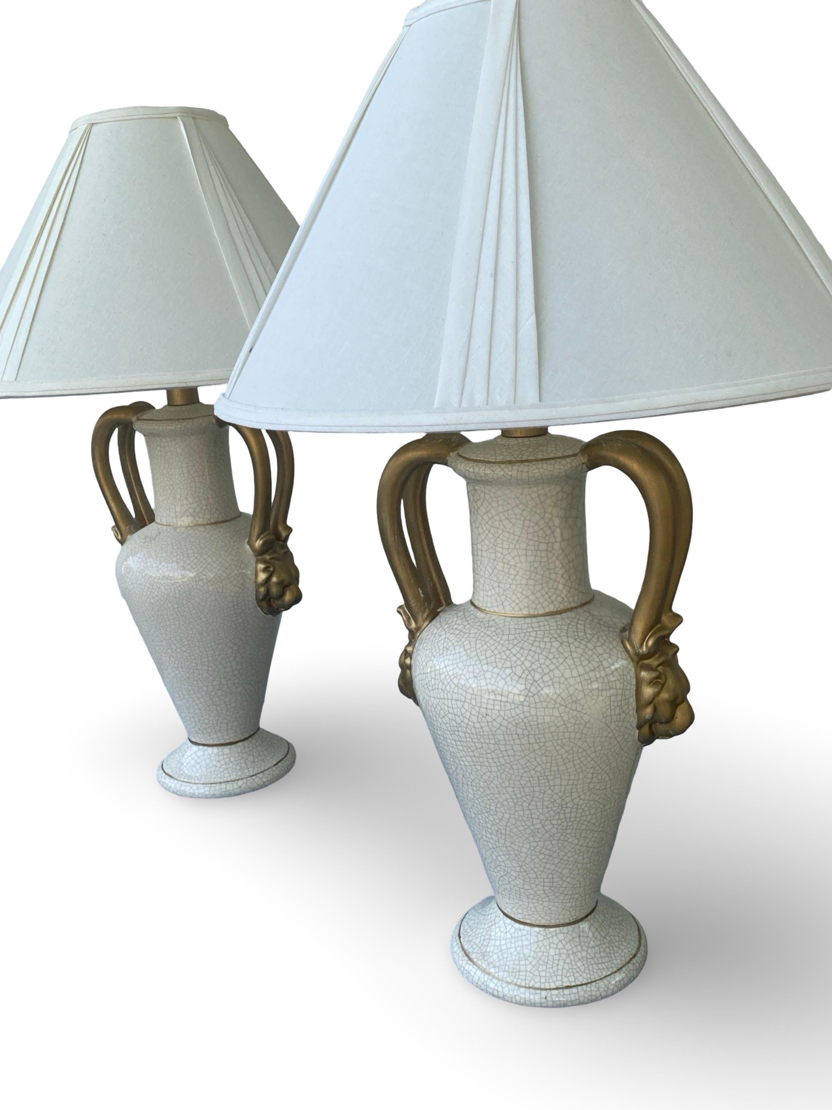 Fin du 20e siècle Paire d'objets Classic Vintage  Lampes de table Gargoyle blanches et dorées par Jaru Ceramic en vente