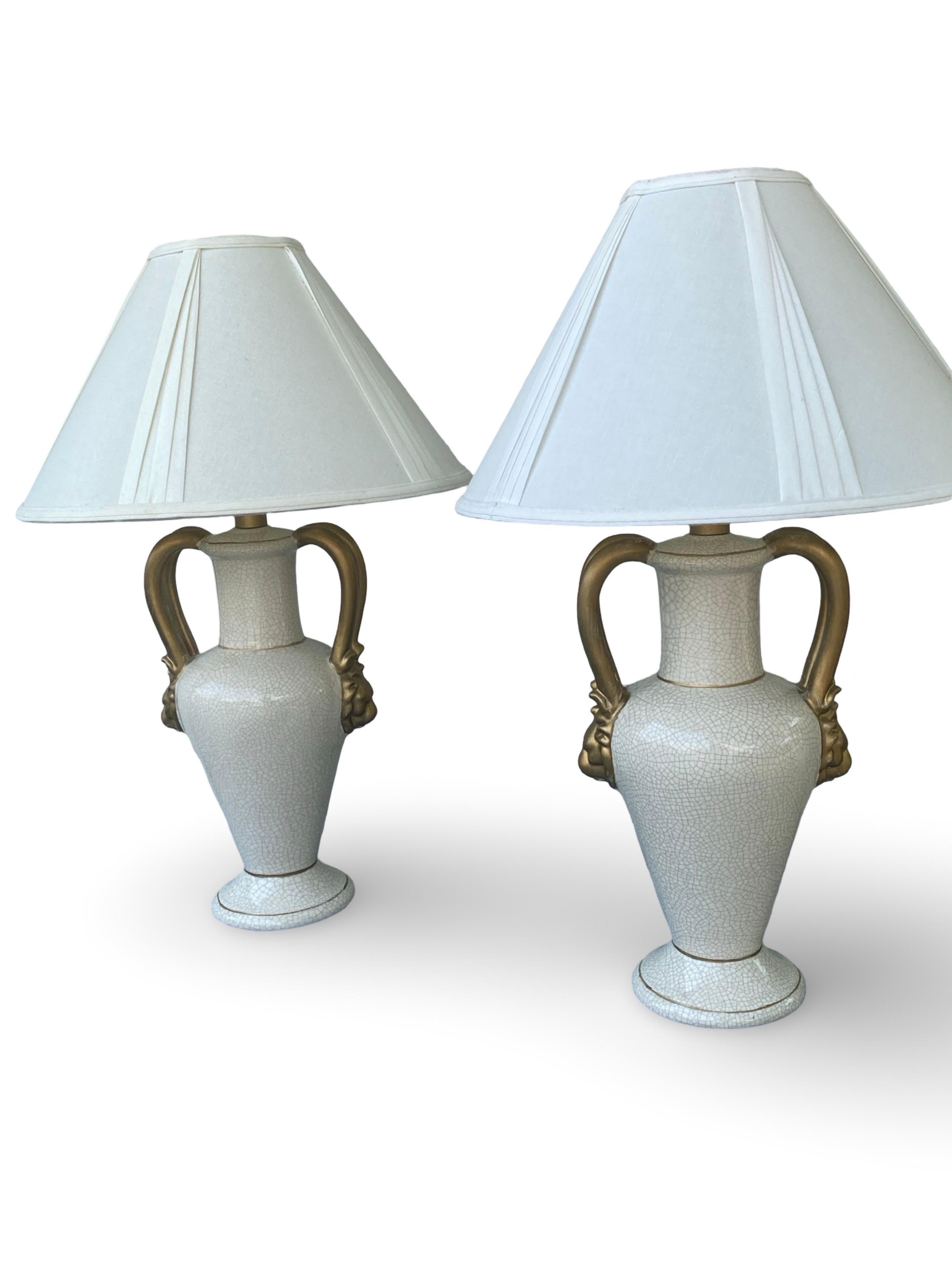Céramique Paire d'objets Classic Vintage  Lampes de table Gargoyle blanches et dorées par Jaru Ceramic en vente