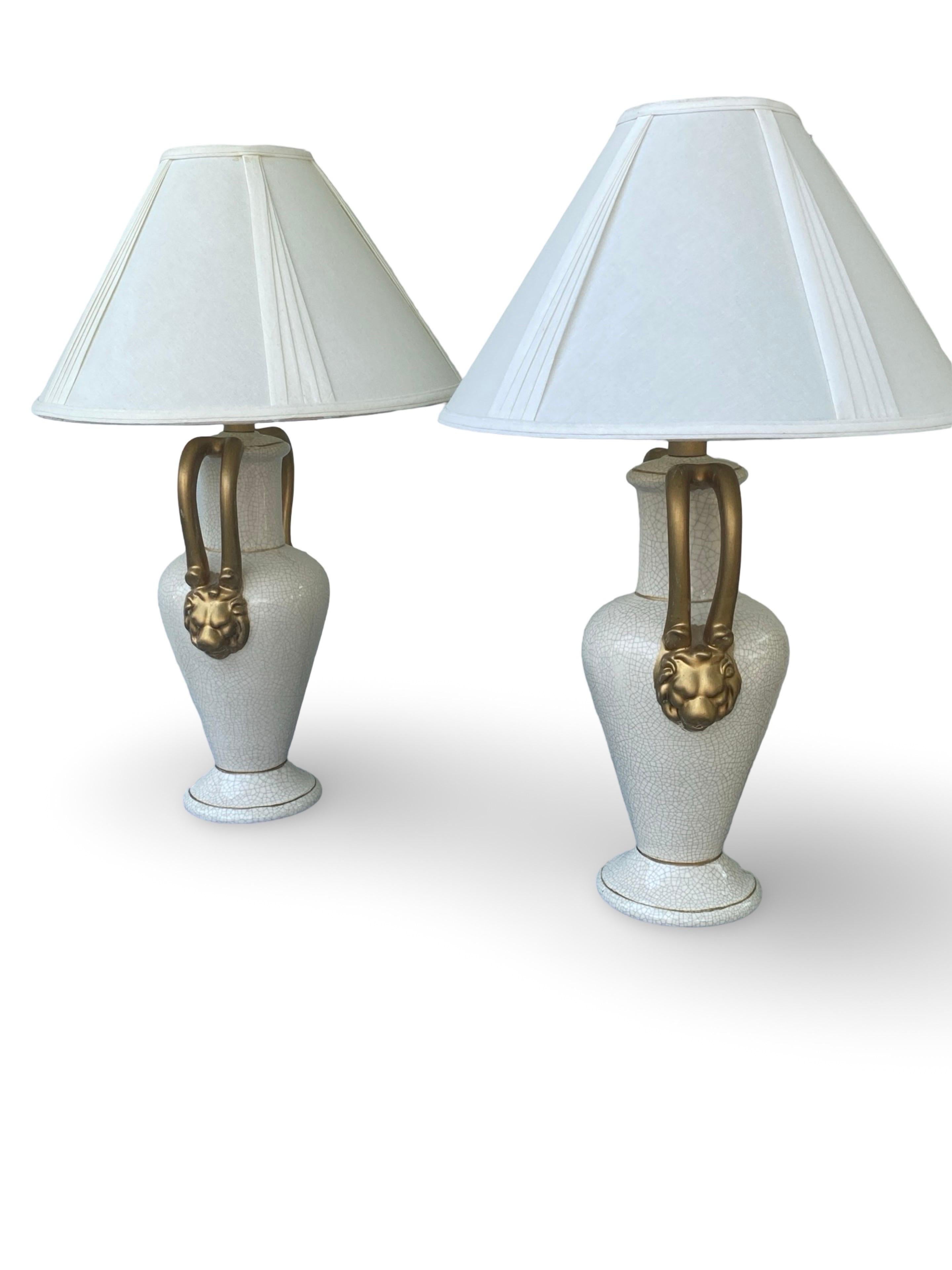 Paire d'objets Classic Vintage  Lampes de table Gargoyle blanches et dorées par Jaru Ceramic en vente 1