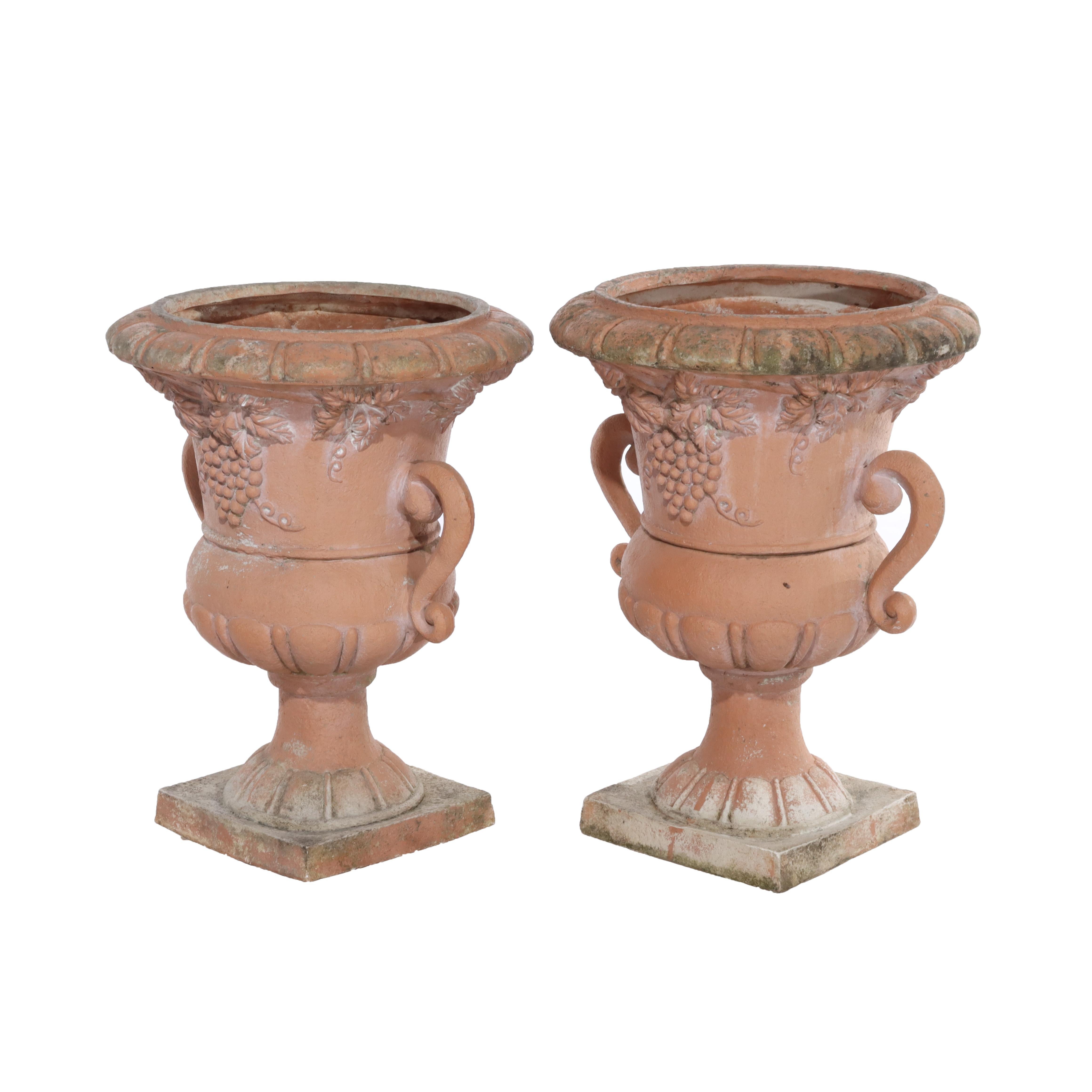 Coppia di vasi da giardino classici d'epoca in terracotta colorata C1940 In condizioni buone in vendita a Big Flats, NY