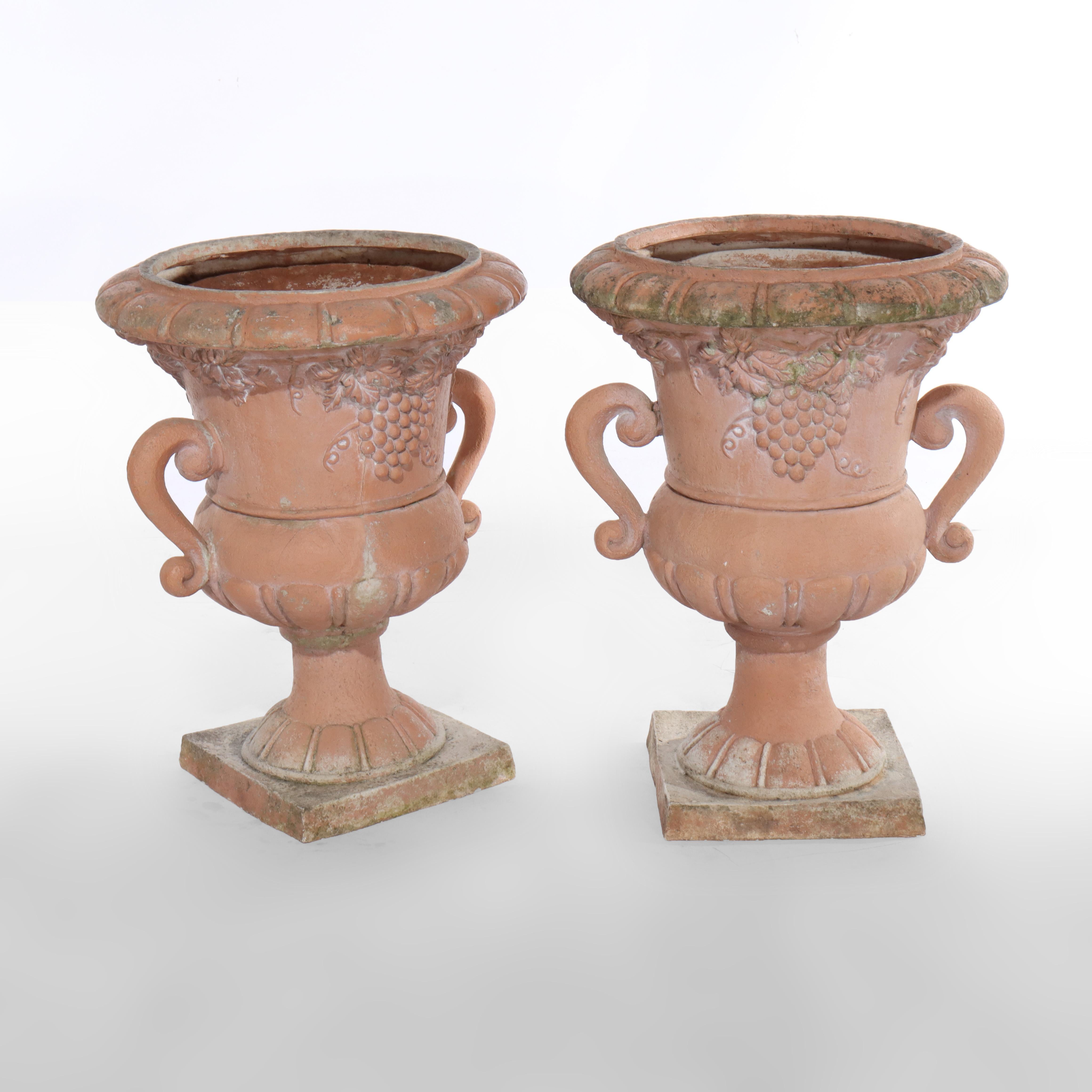 XX secolo Coppia di vasi da giardino classici d'epoca in terracotta colorata C1940 in vendita