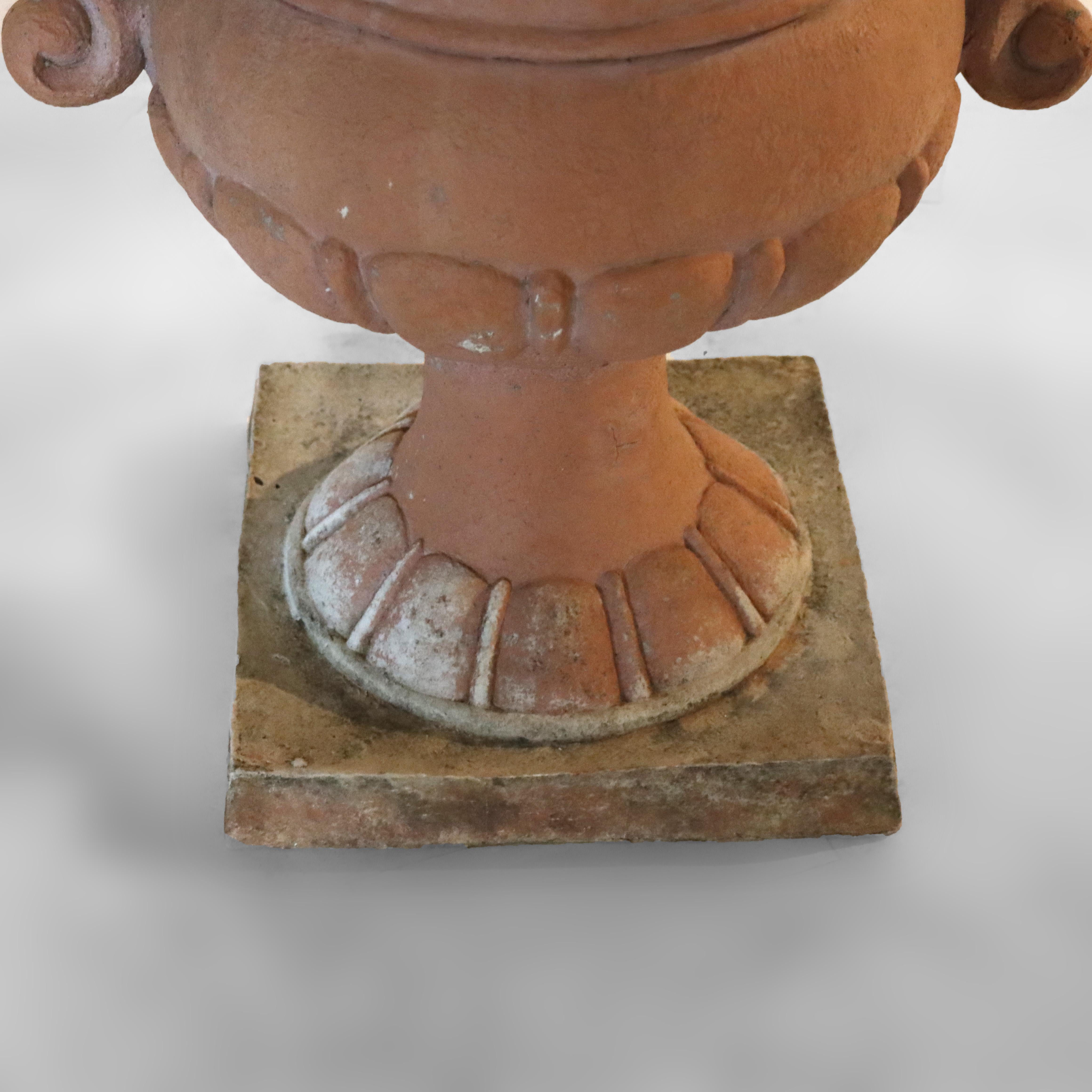 Coppia di vasi da giardino classici d'epoca in terracotta colorata C1940 in vendita 2